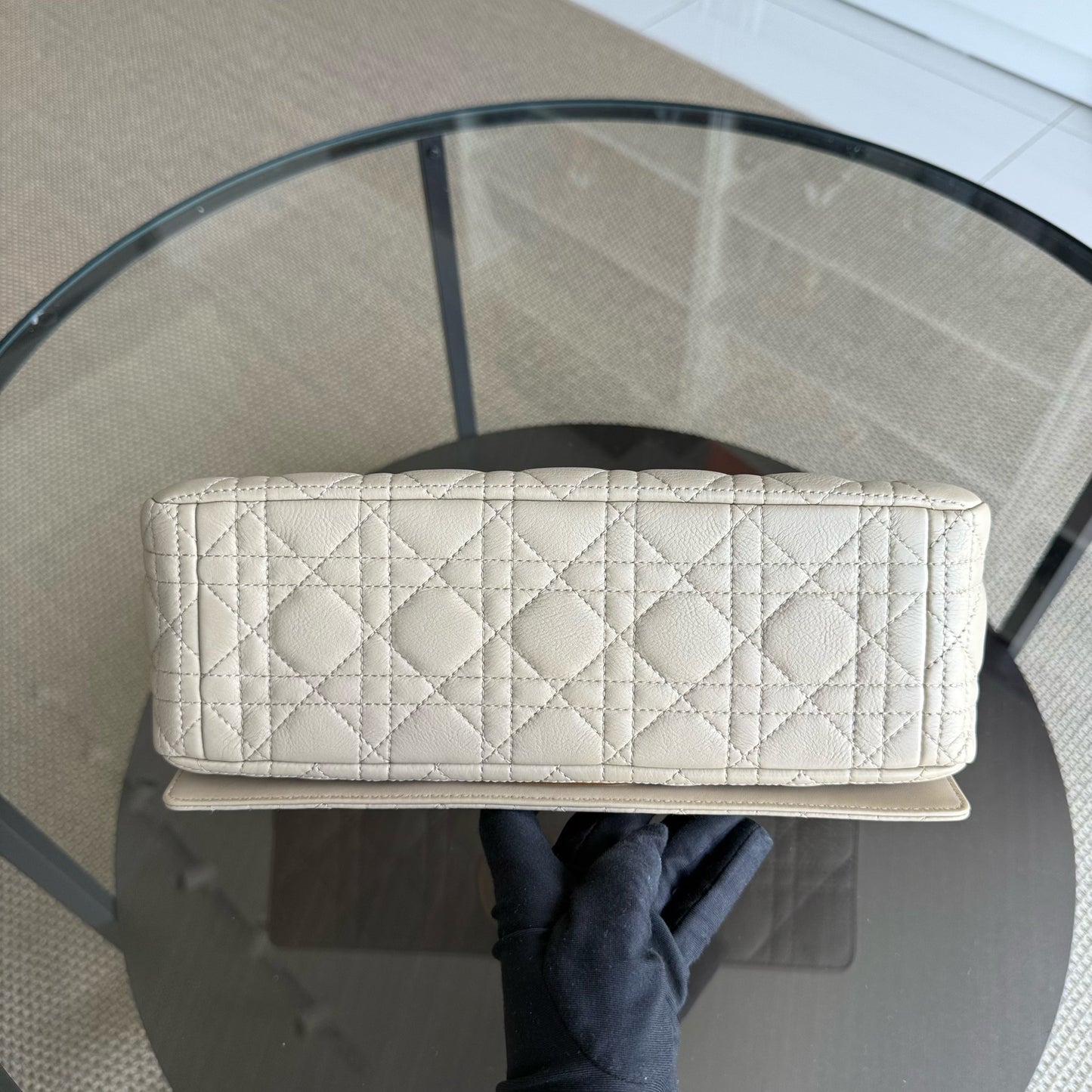 KovancyCaro Large - Cuir de veau grainé Cannage Beige clair Ferrures dorées