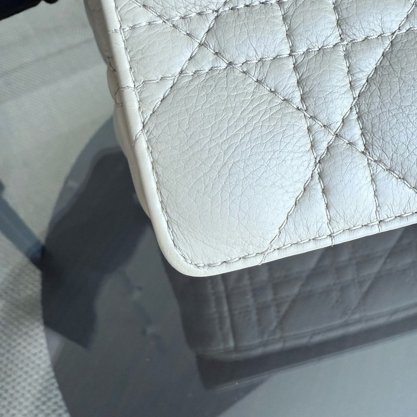 KovancyCaro Large - Cuir de veau grainé Cannage Beige clair Ferrures dorées