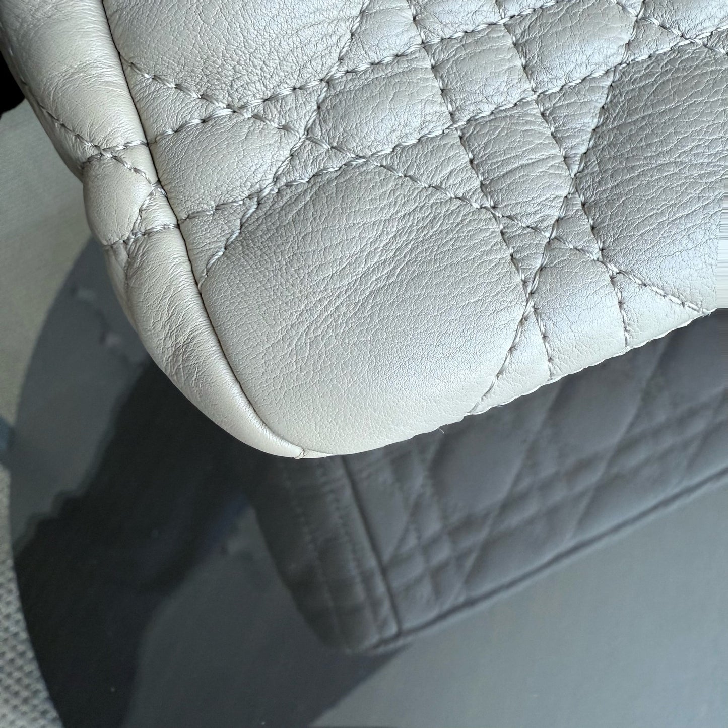 KovancyCaro Large - Cuir de veau grainé Cannage Beige clair Ferrures dorées