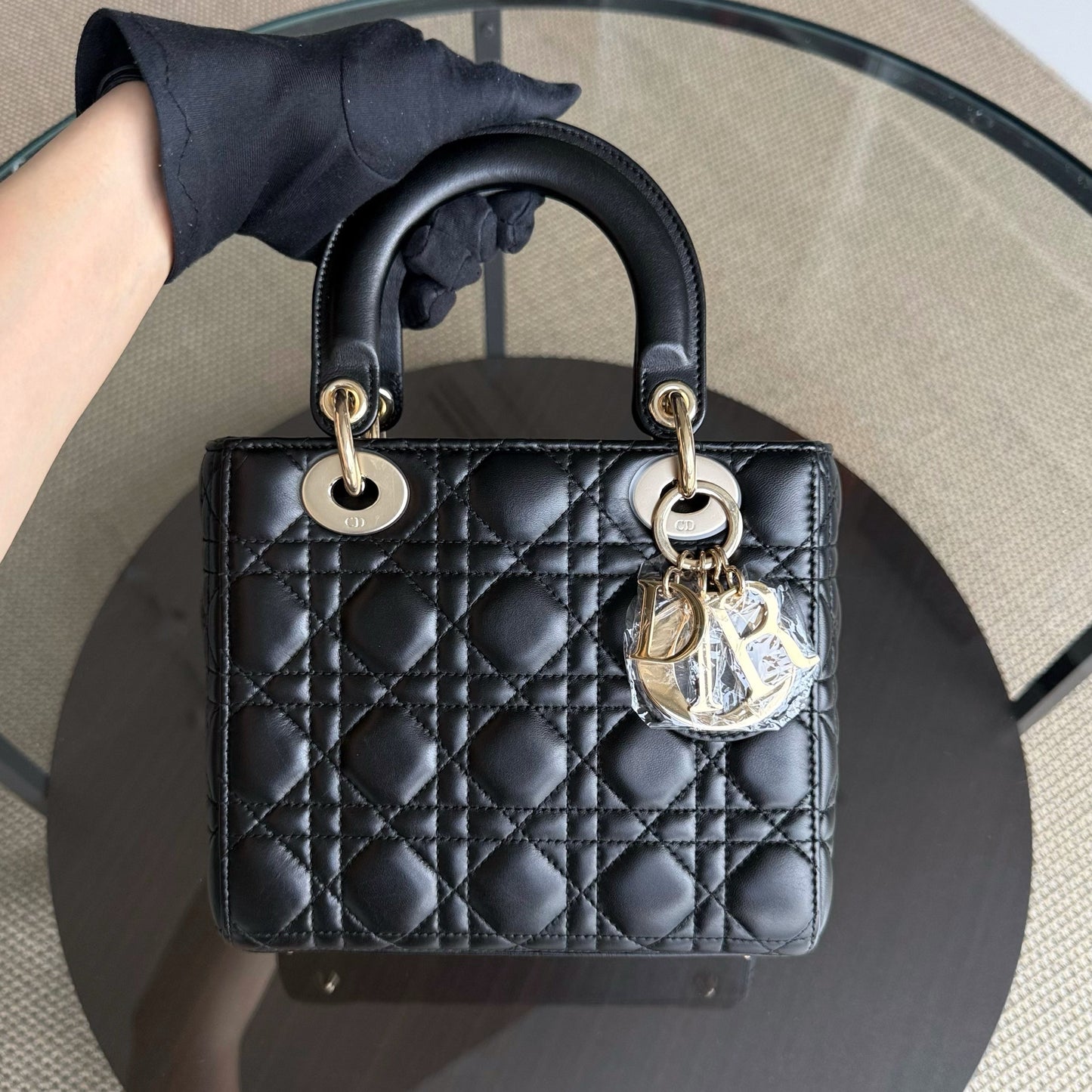 Kovancy Lady Petit rabat MyABC - Breloque ABC en cuir d'agneau Cannage noir et doré