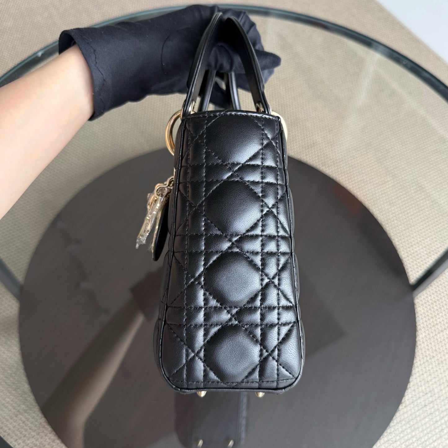 Kovancy Lady Petit rabat MyABC - Breloque ABC en cuir d'agneau Cannage noir et doré