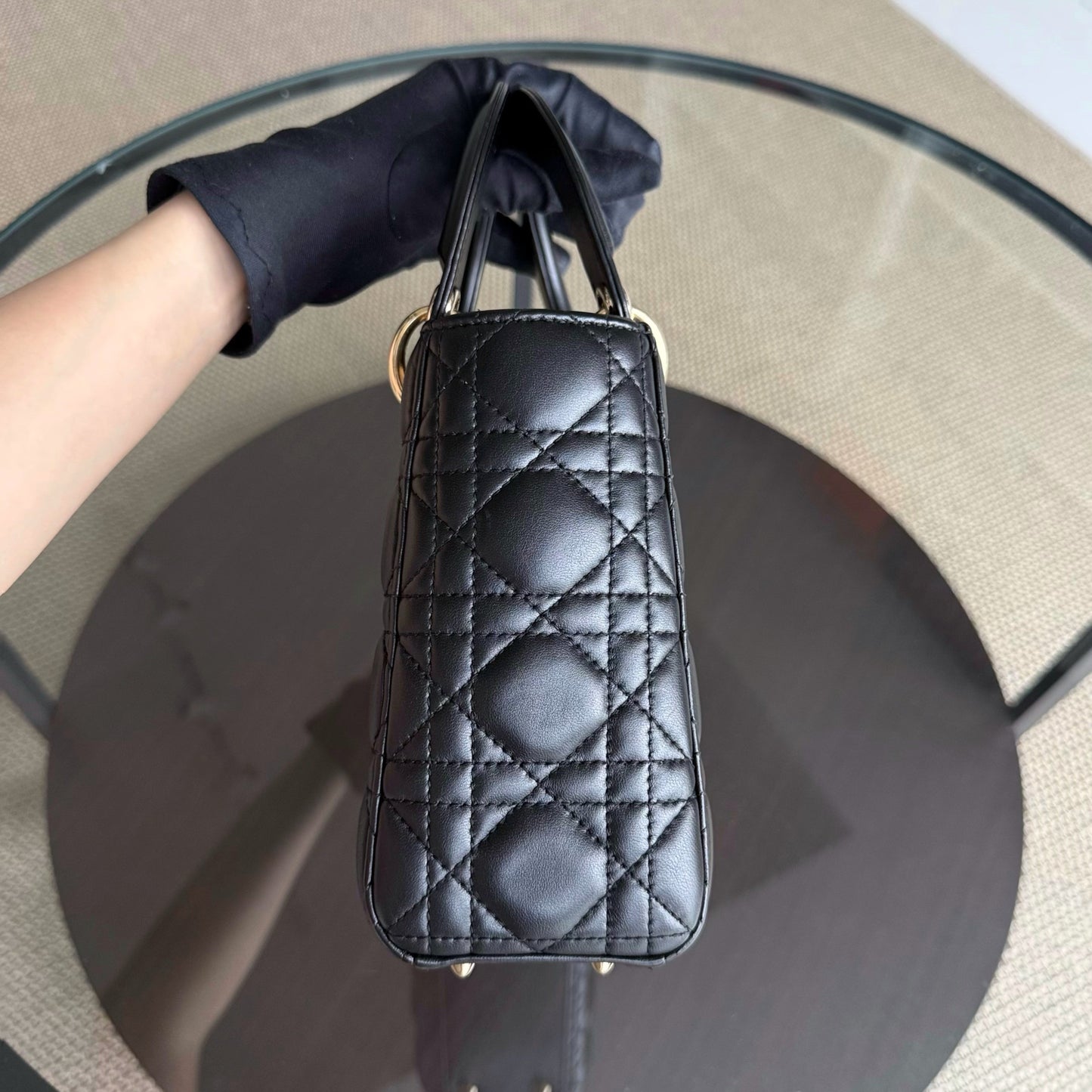 Kovancy Lady Petit rabat MyABC - Breloque ABC en cuir d'agneau Cannage noir et doré