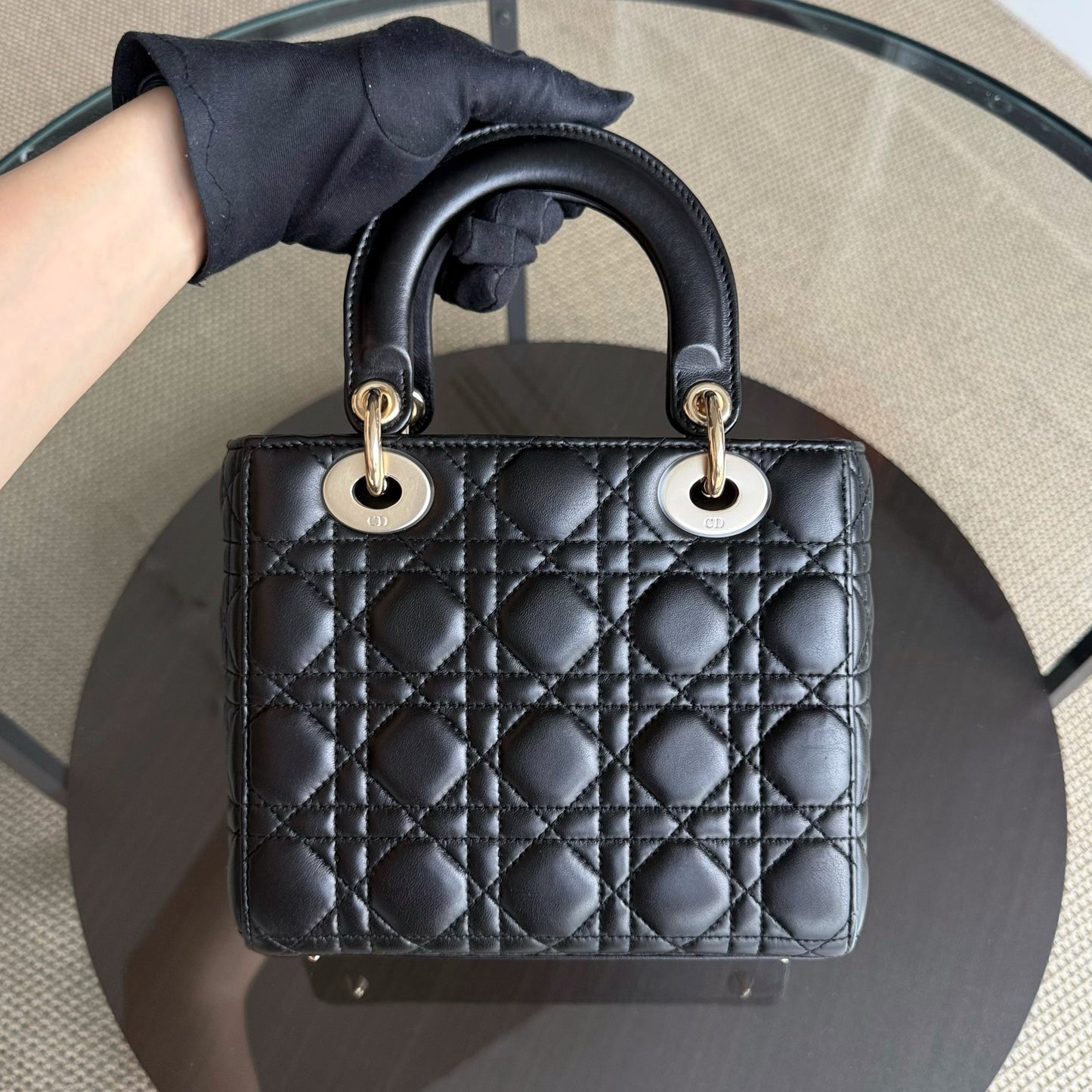 Kovancy Lady Petit rabat MyABC - Breloque ABC en cuir d'agneau Cannage noir et doré