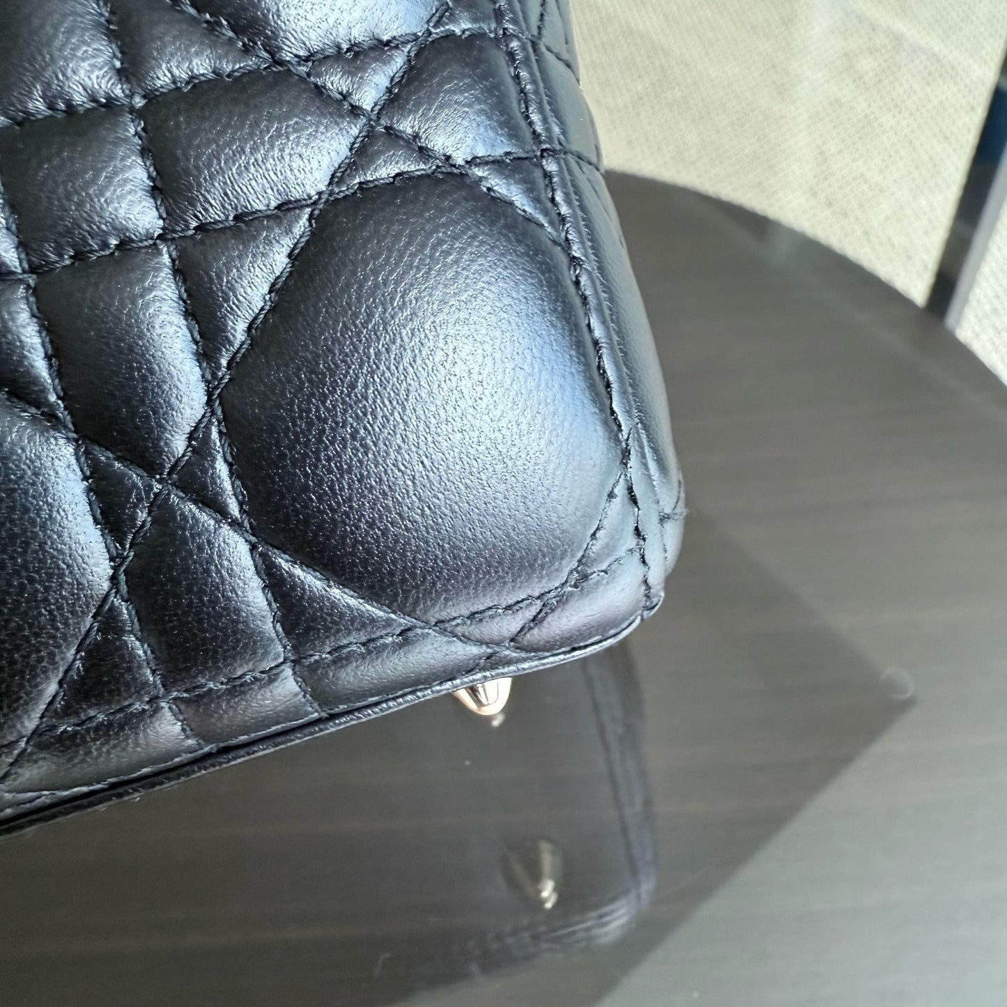 Kovancy Lady Petit rabat MyABC - Breloque ABC en cuir d'agneau Cannage noir et doré