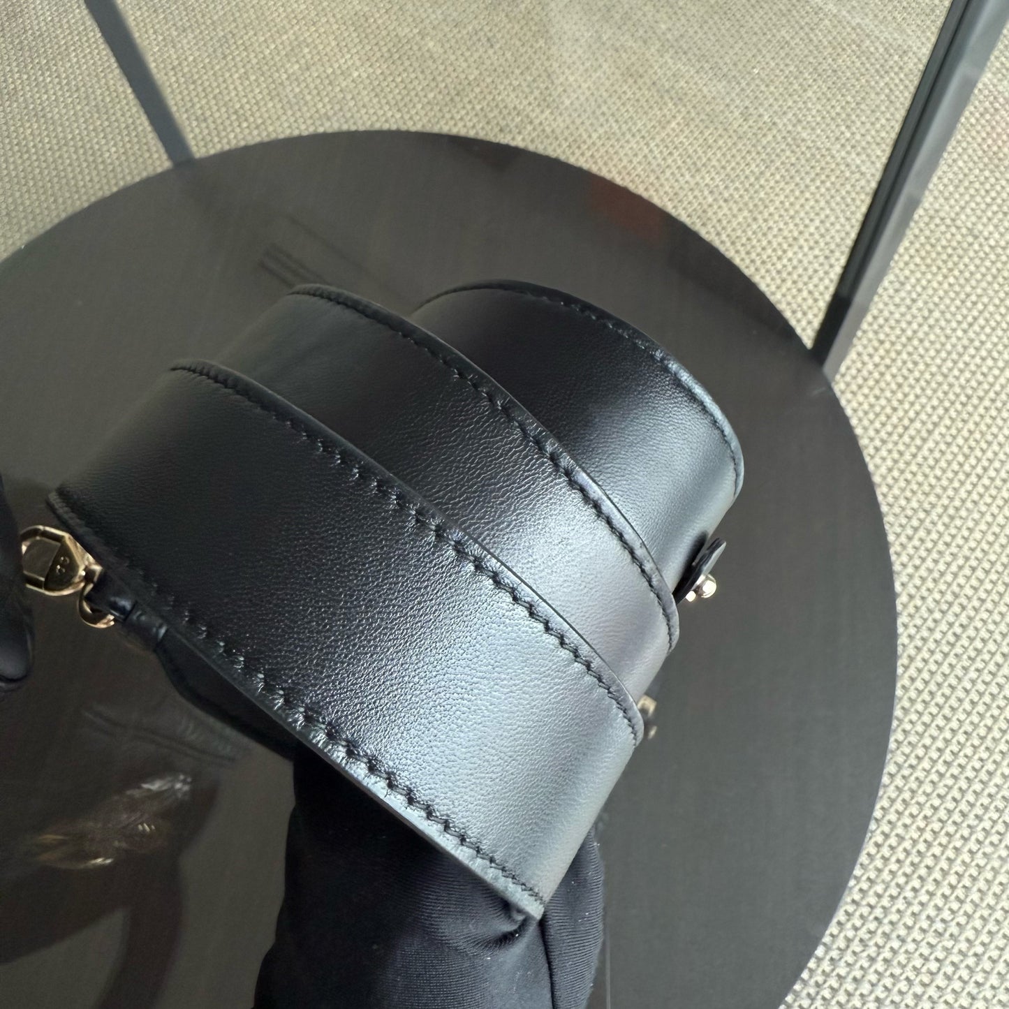 Kovancy Lady Petit rabat MyABC - Breloque ABC en cuir d'agneau Cannage noir et doré