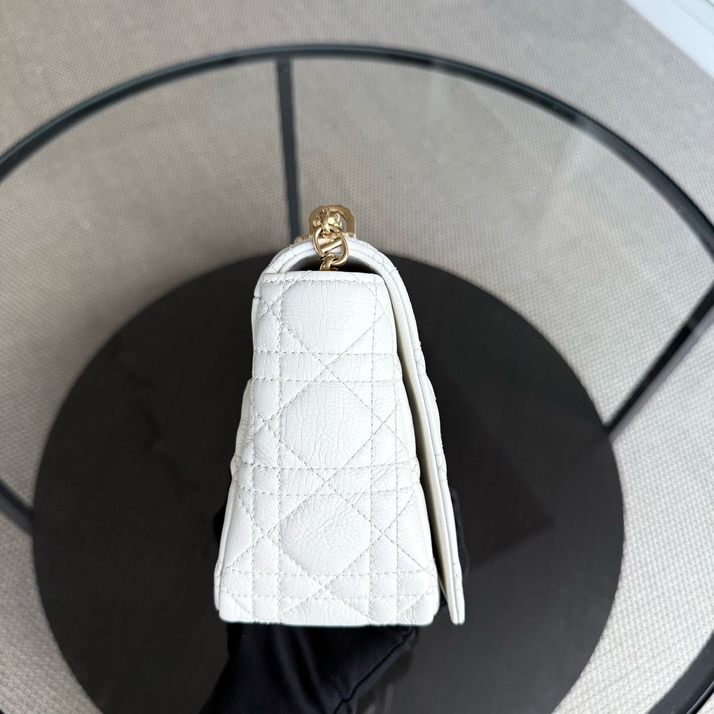 Kovancy Caro Medium - Cuir de veau grainé Cannage, finitions en or blanc