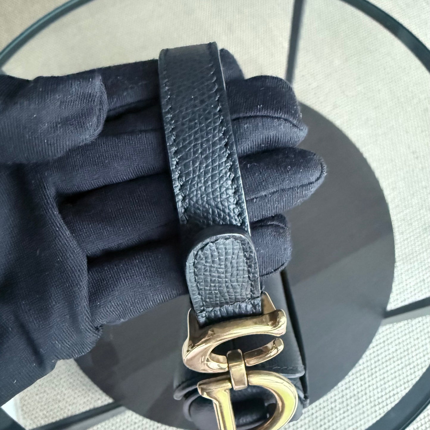 Sac Kovancy Saddle Small 21 cm en cuir caviar noir avec bandoulière et finitions dorées.