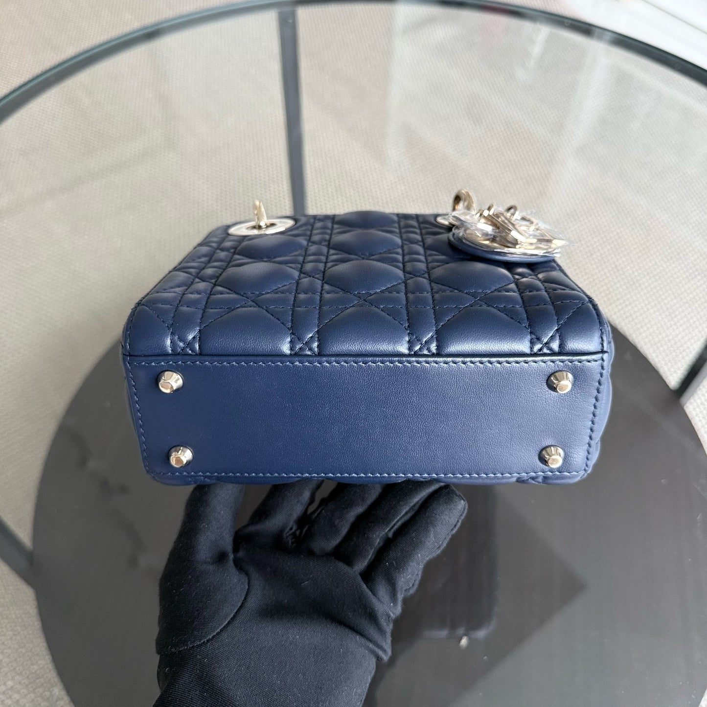 Kovancy Lady Mini - Bandoulière réglable en cuir d'agneau Cannage bleu foncé avec finitions dorées
