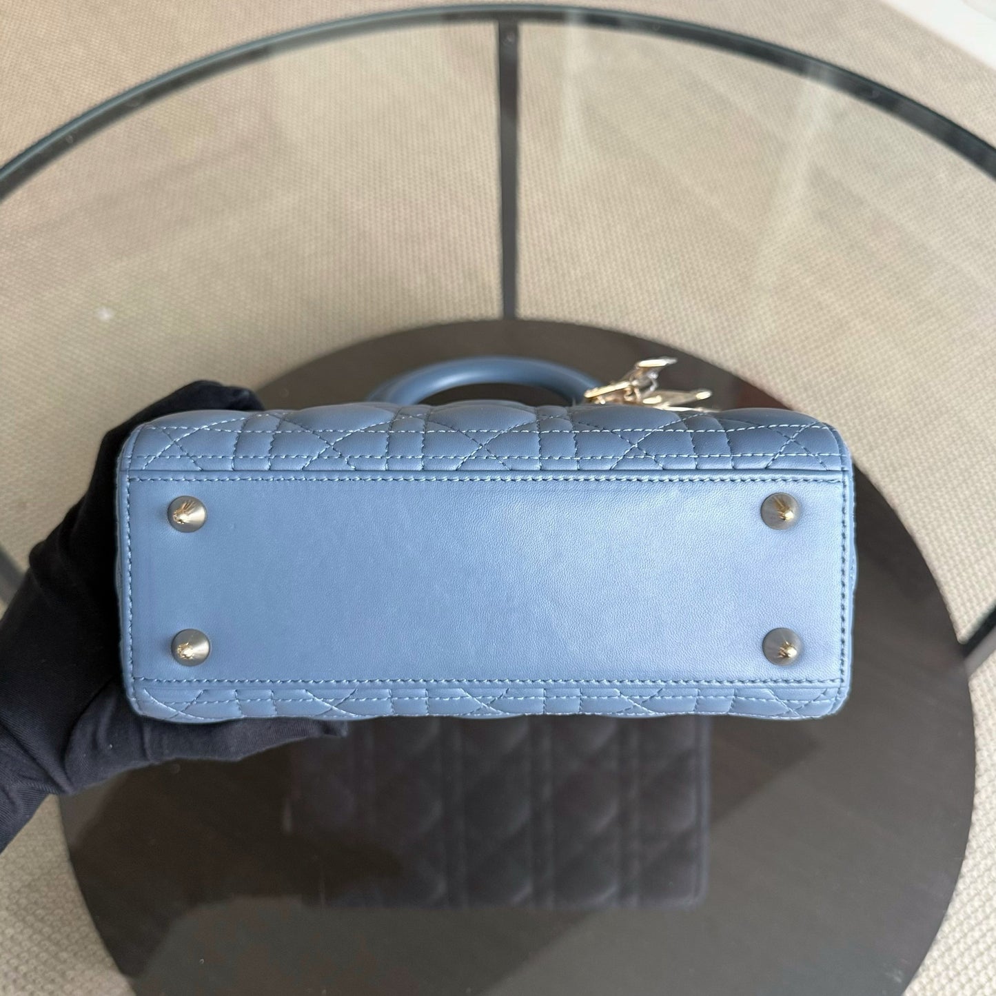 Kovancy Lady Petit rabat ABC - Cuir d'agneau Cannage bleu, quincaillerie dorée MyABC