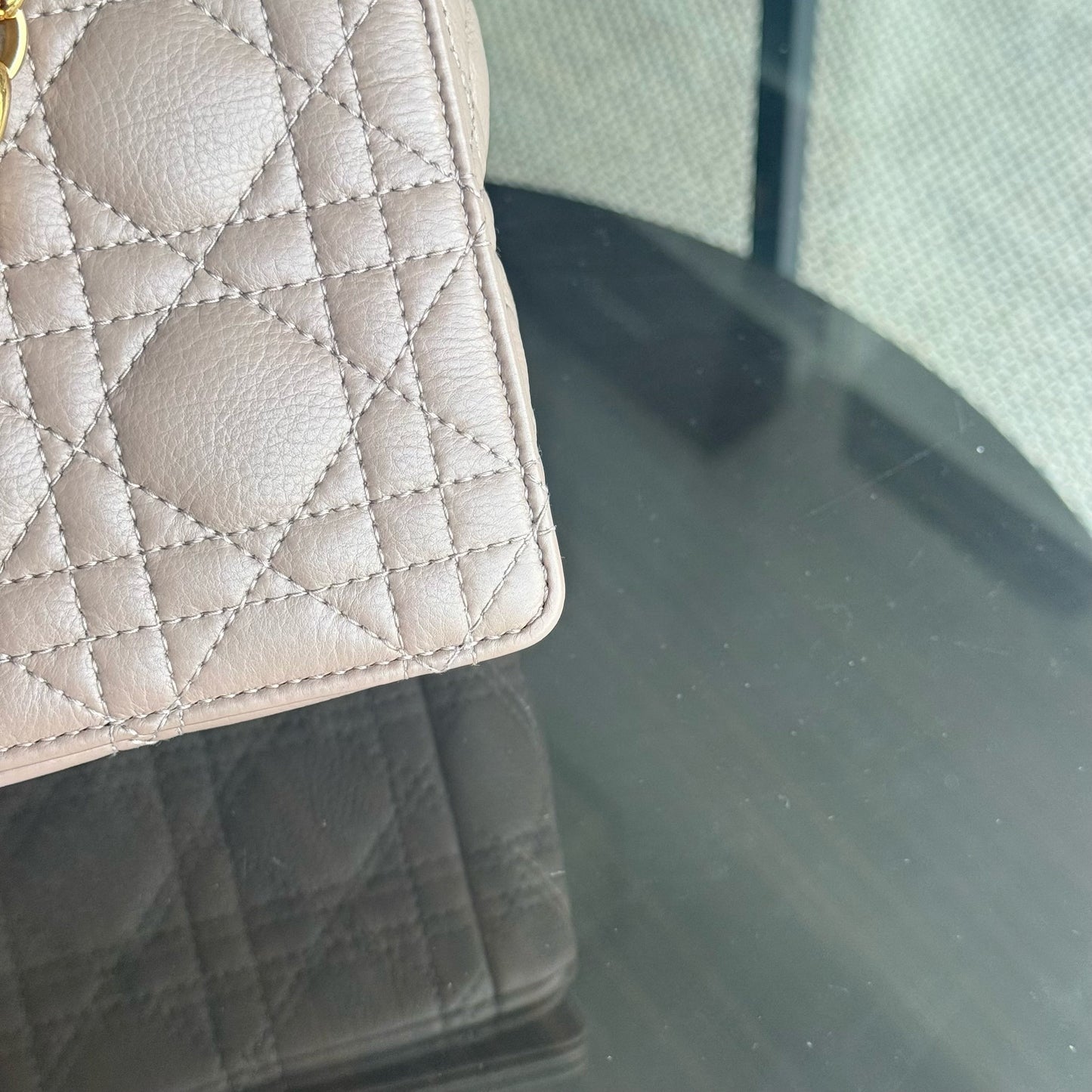 Kovancy Sac Caro Medium - 25CM en cuir de veau Cannage Milktea Blush Quincaillerie dorée