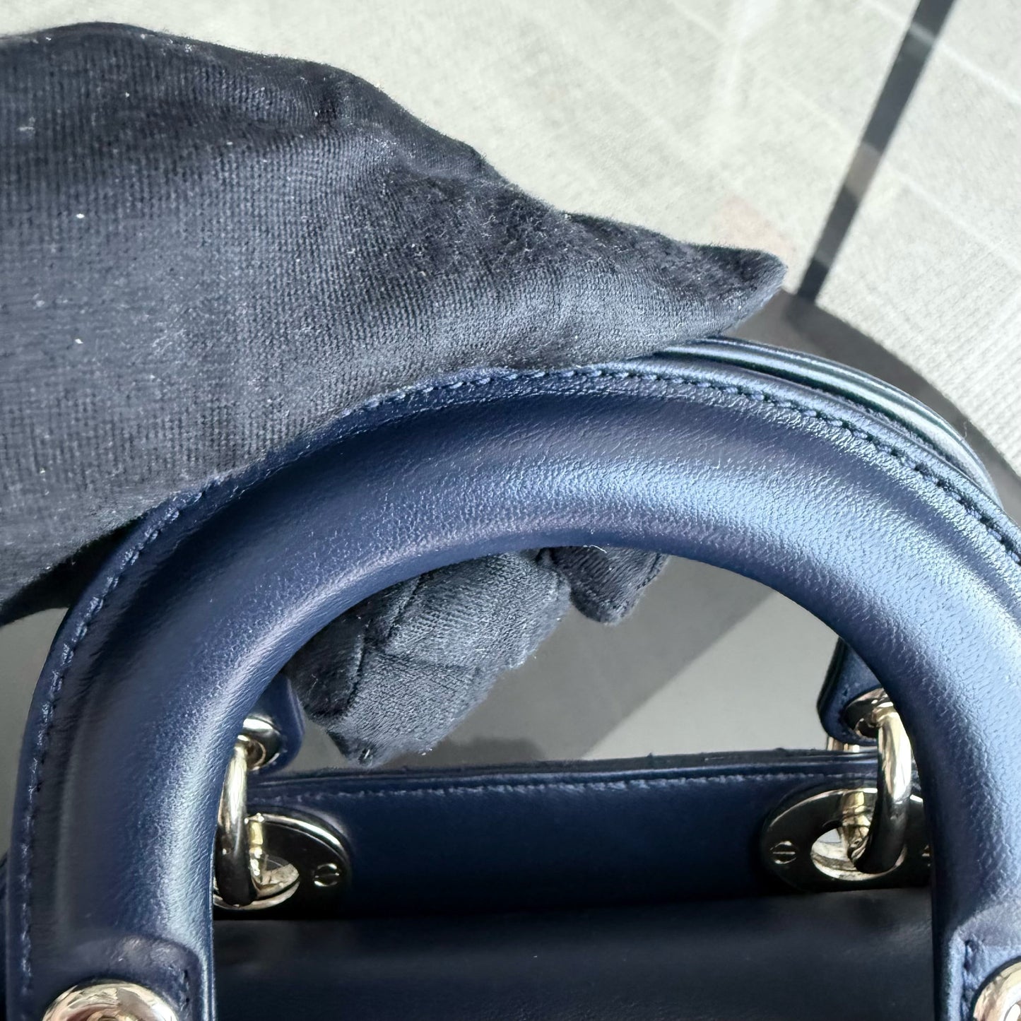 Kovancy Lady Mini - Bandoulière en cuir d'agneau Cannage bleu foncé avec chaîne et quincaillerie dorée