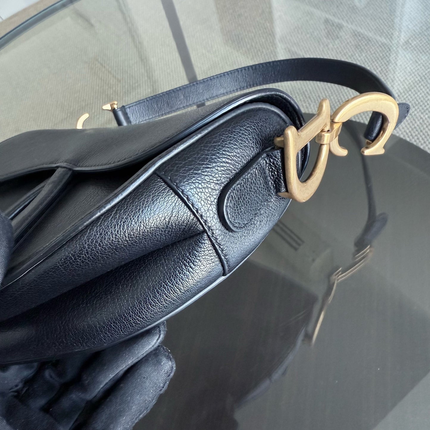 Kovancy Selle Medium - 25 cm en cuir de veau noir et finitions dorées