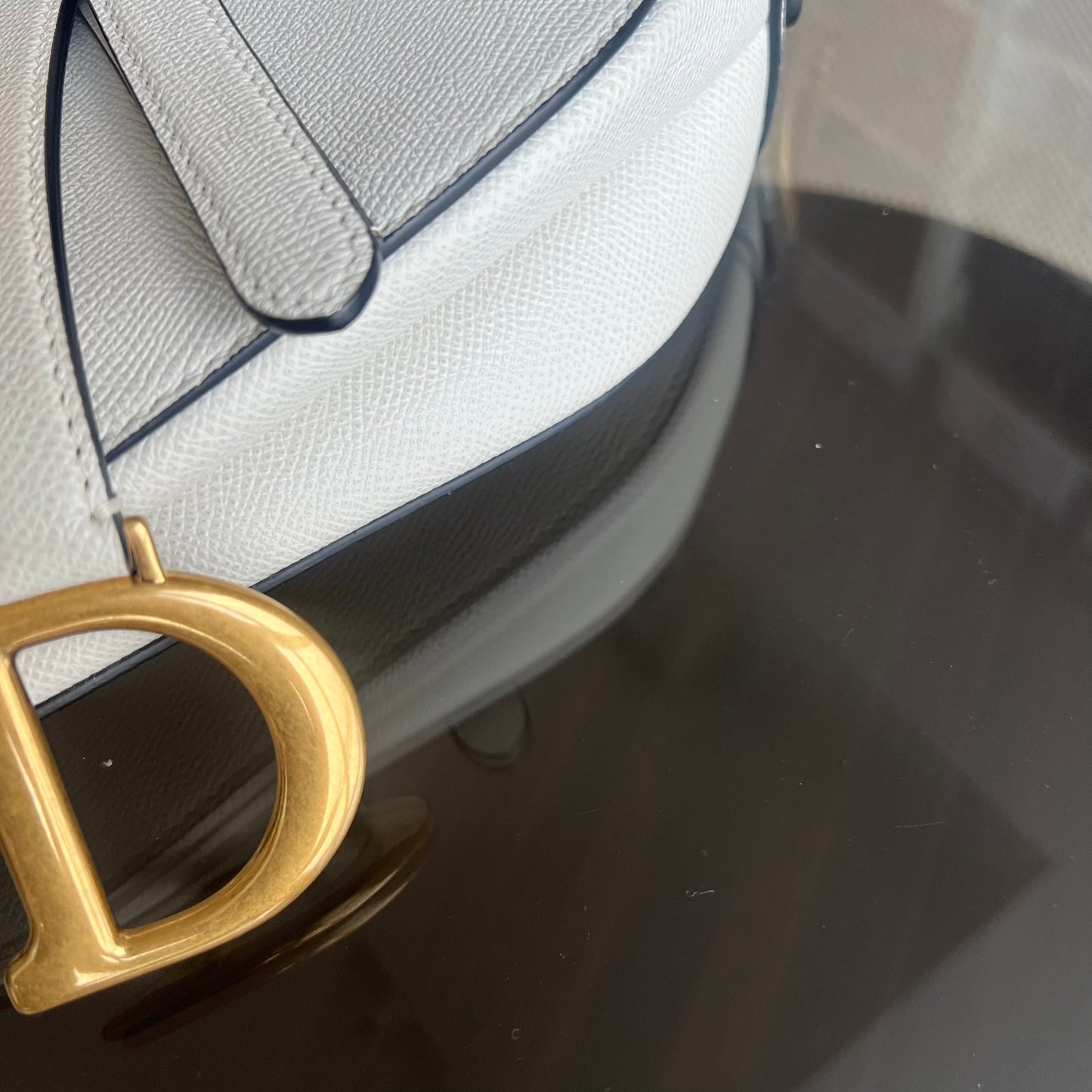 Kovancy Saddle Medium - Cuir de veau grainé, finitions en or blanc