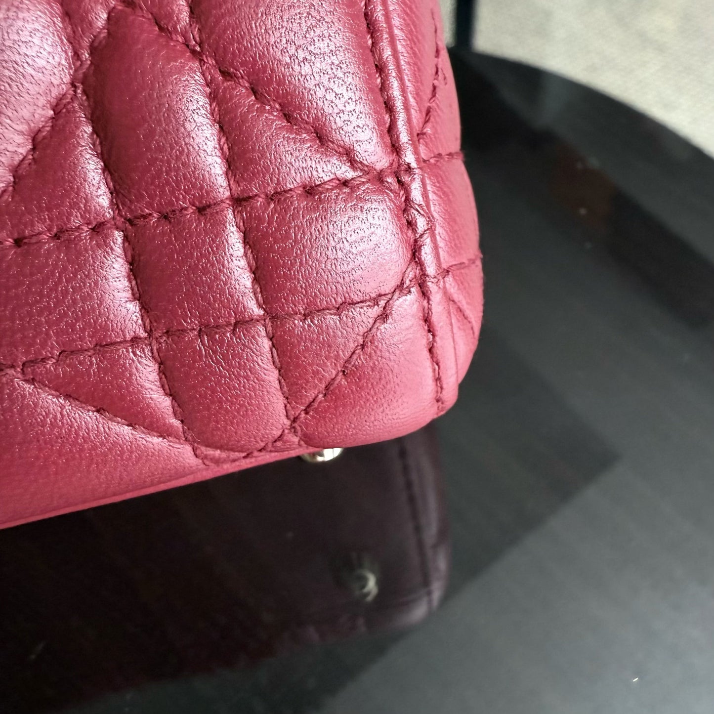 Kovancy Lady Mini - Bracelet chaîne en cuir d'agneau Cannage rouge foncé avec quincaillerie dorée