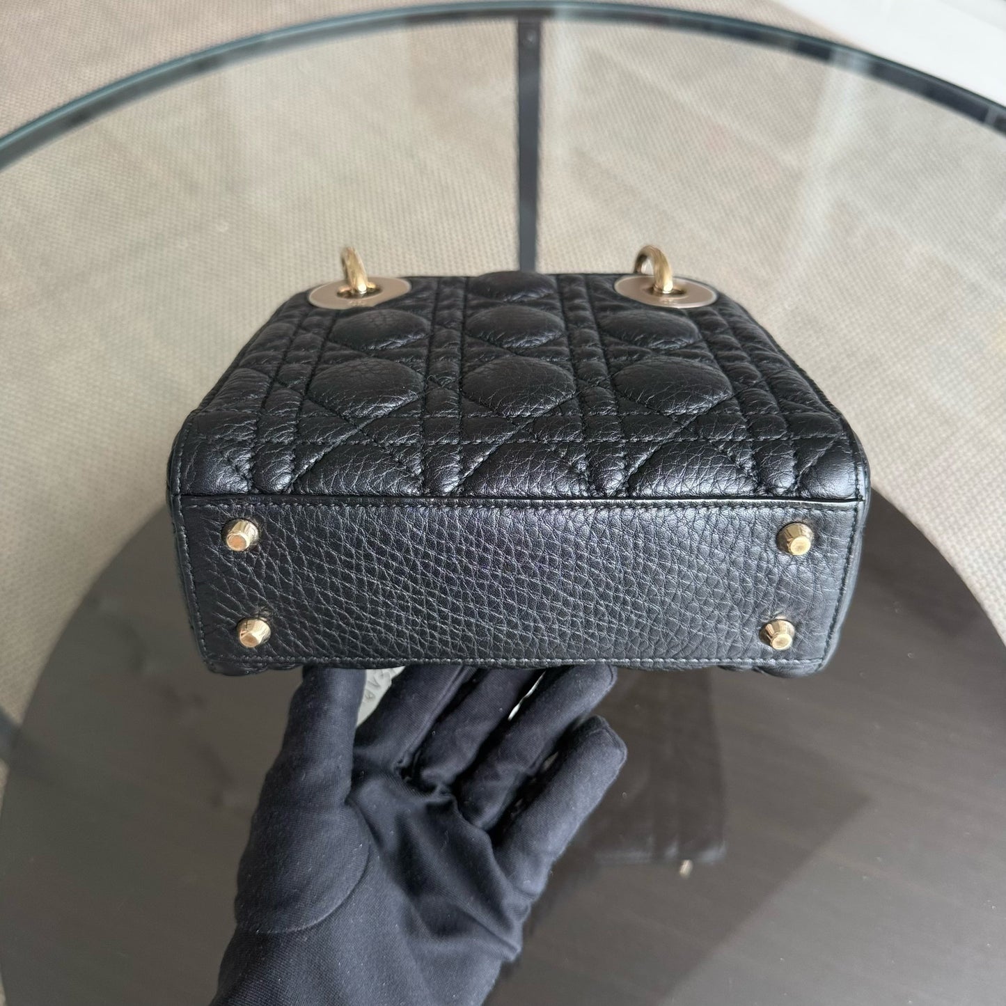 Kovancy Lady Mini - Cannage en veau grainé noir avec finitions dorées