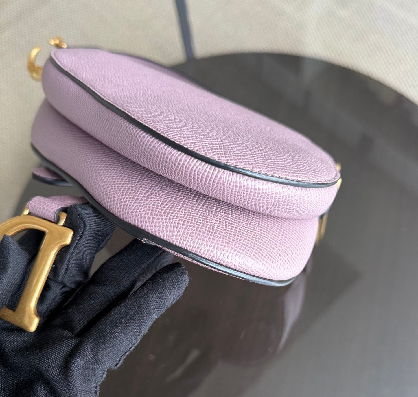Kovancy Saddle Small - Bandoulière ajustable en cuir de veau grainé Nude Rose Hardware Gold