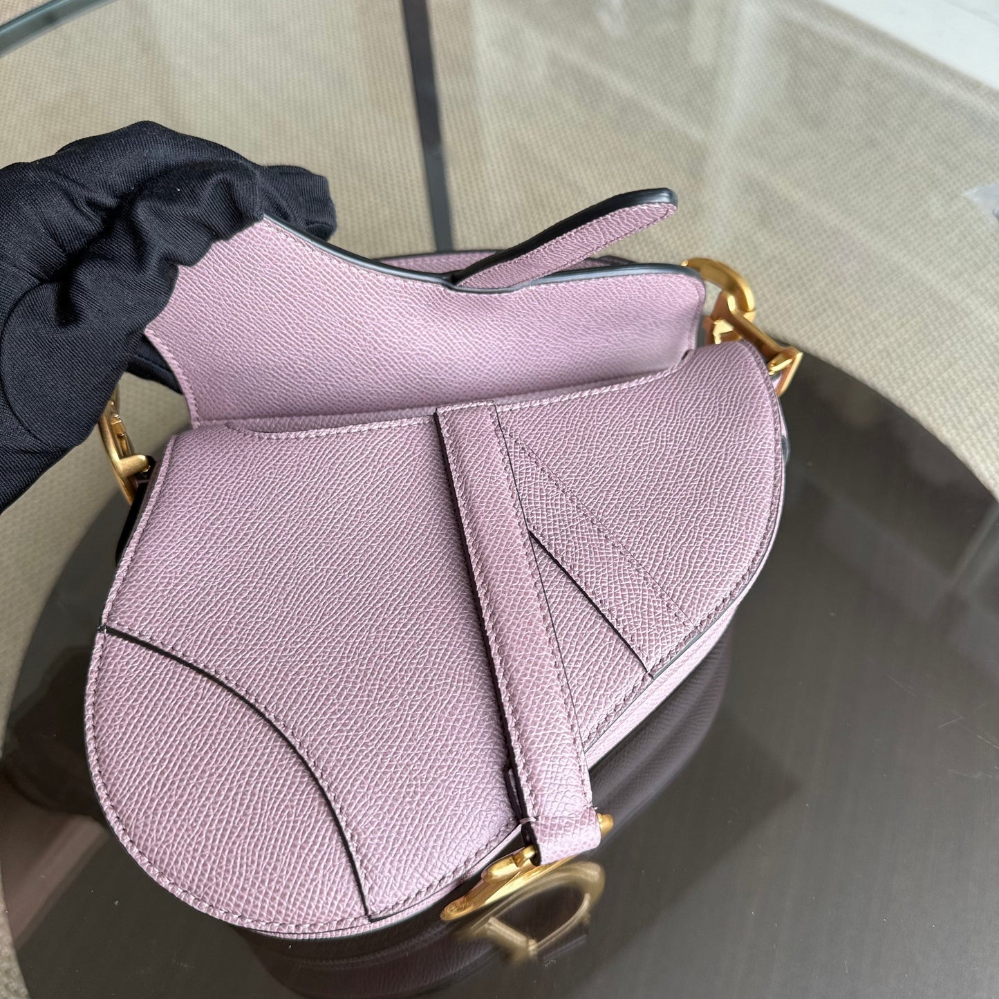 Kovancy Saddle Small - Bandoulière ajustable en cuir de veau grainé Nude Rose Hardware Gold