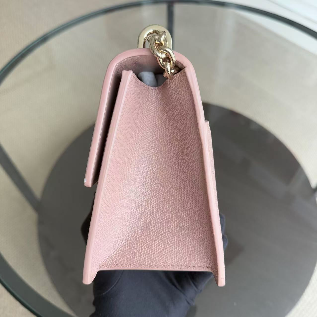 Kovancy Sac Chaine 30 Montaigne - Cuir de Veau Grainé Caviar Nude Rose Accastillage Doré