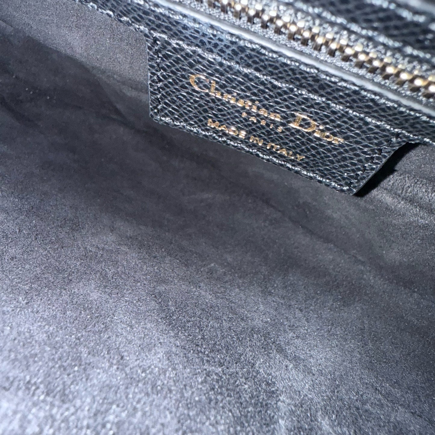 Kovancy Selle Medium avec sangle - Cuir de veau grainé noir, finitions dorées