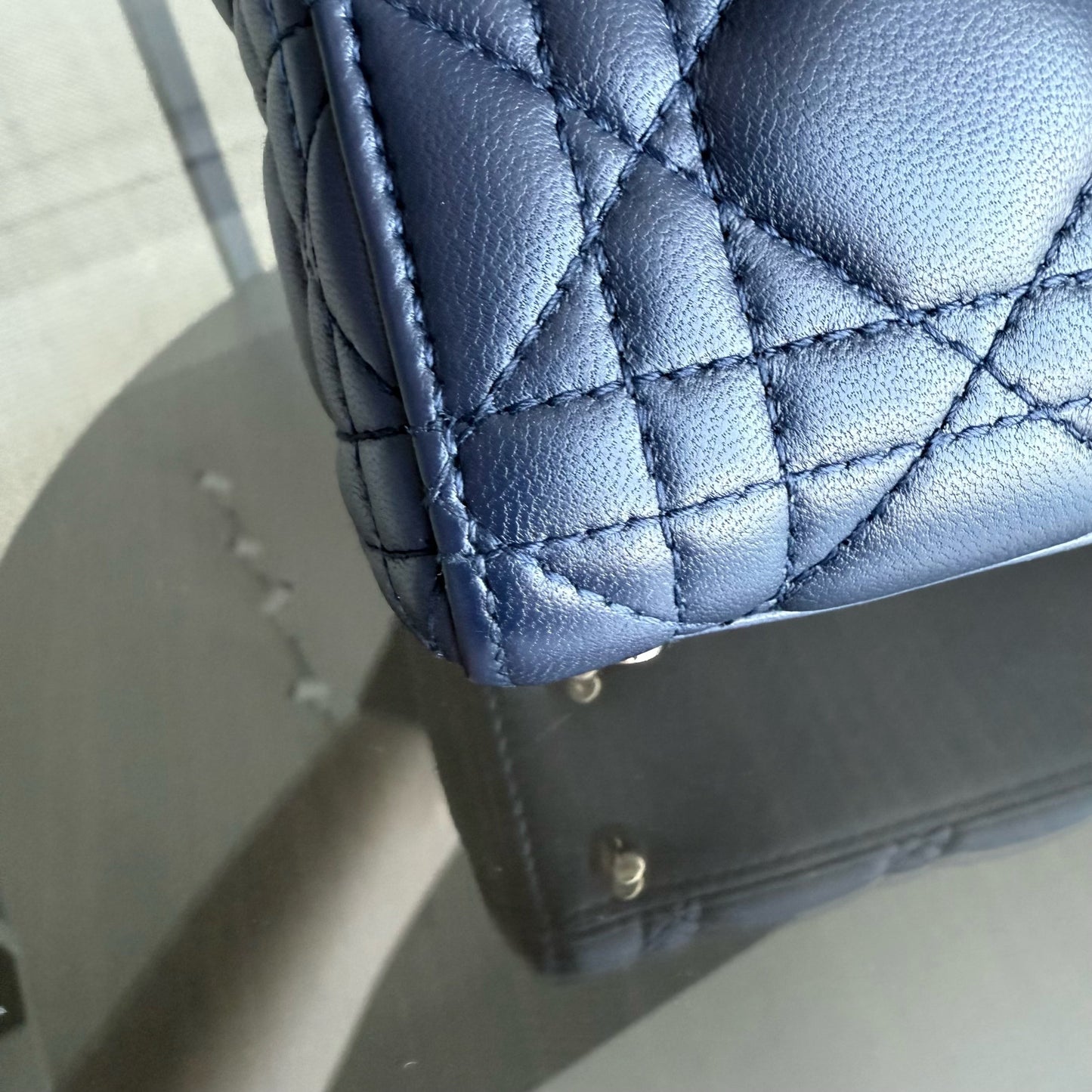 Kovancy Lady Mini - Bandoulière en cuir d'agneau Cannage bleu foncé avec chaîne et quincaillerie dorée