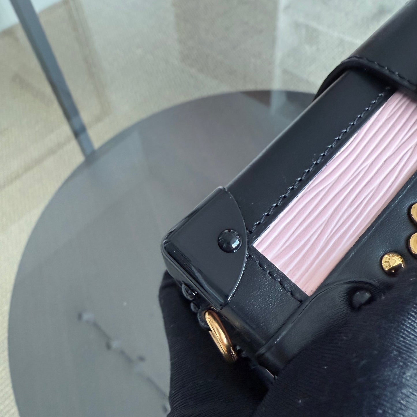 Kovancy Petite Malle - EPI Sac bandoulière rose clair avec accessoires dorés