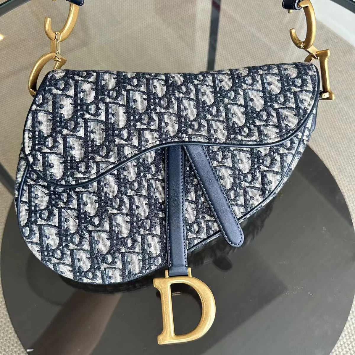 Kovancy Saddle Medium - Toile oblique, accessoires dorés