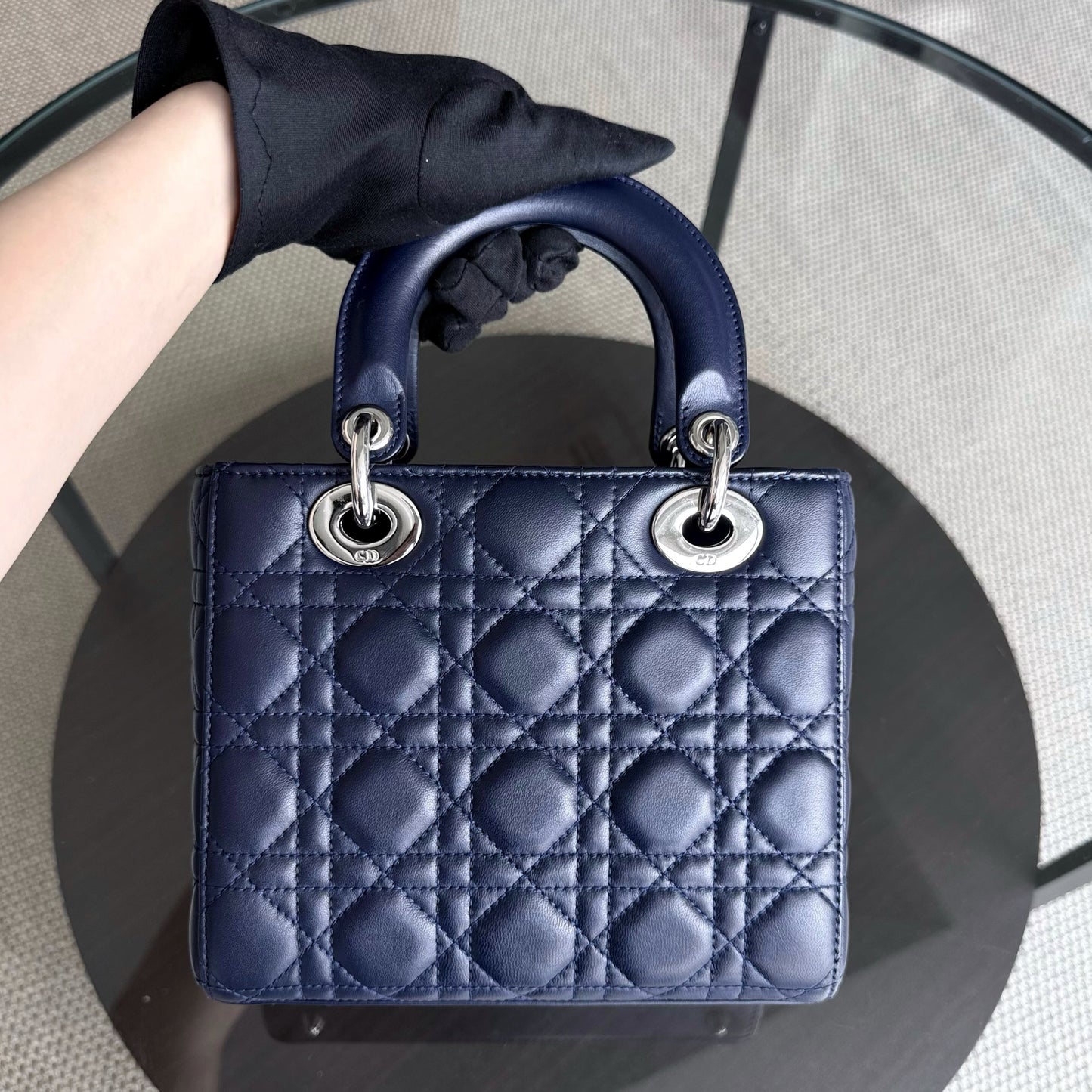 Kovancy Lady Petit rabat - Cuir d'agneau Cannage bleu foncé, quincaillerie argentée