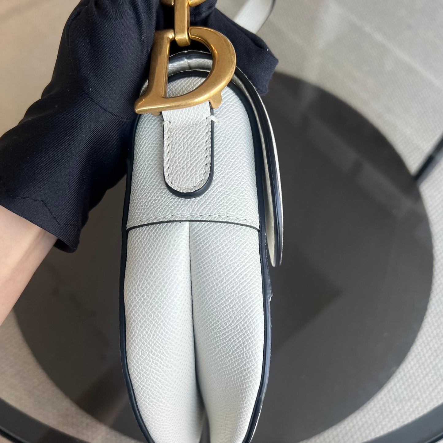 Kovancy Saddle Medium - Cuir de veau grainé, finitions en or blanc