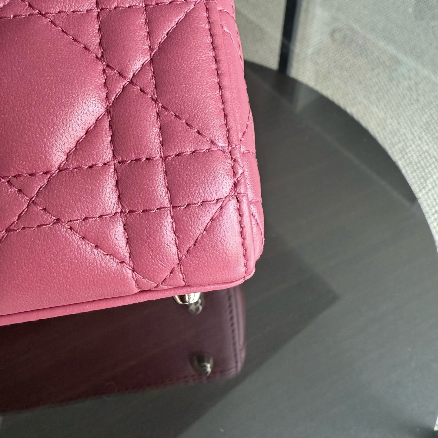 Kovancy Lady Mini - Nouvelle version du sac à rabat Cannage entièrement rose avec accessoires dorés