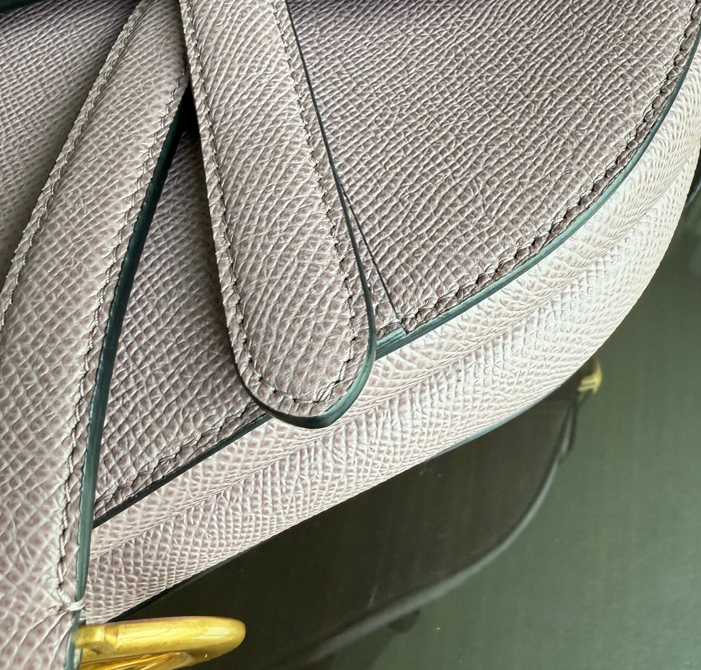 Kovancy Saddle Small - Bandoulière ajustable en cuir de veau grainé Nude Rose Hardware Gold