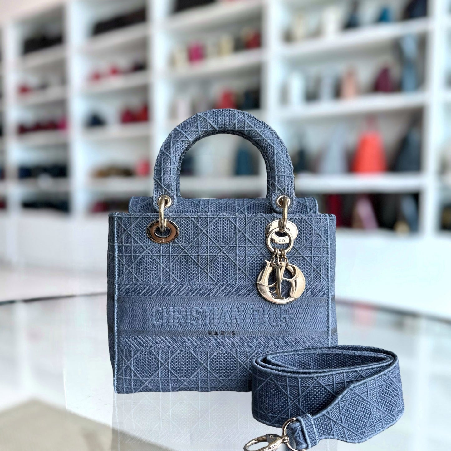 Kovancy Lady D-Lite - Cannage brodé bleu denim clair avec accessoires dorés