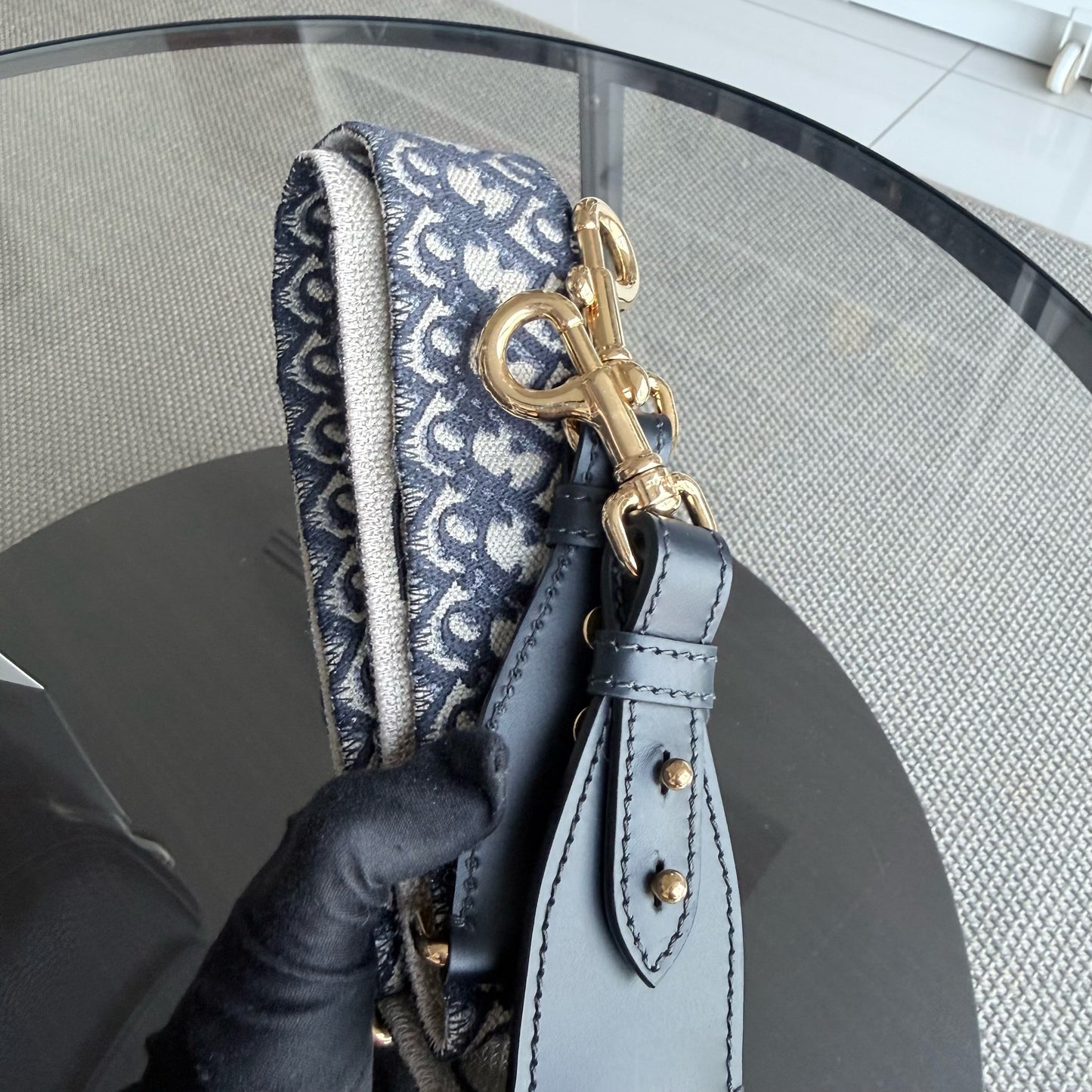 Kovancy Bijou Bobby Large - Cuir caviar noir, finitions dorées, bandoulière