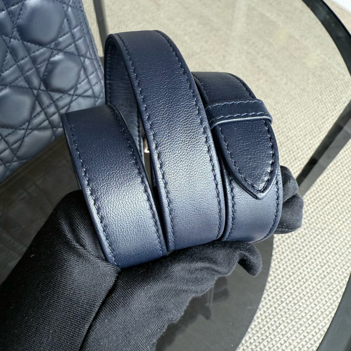 Kovancy Lady Grand rabat - Cuir d'agneau Canange bleu foncé, accessoires dorés