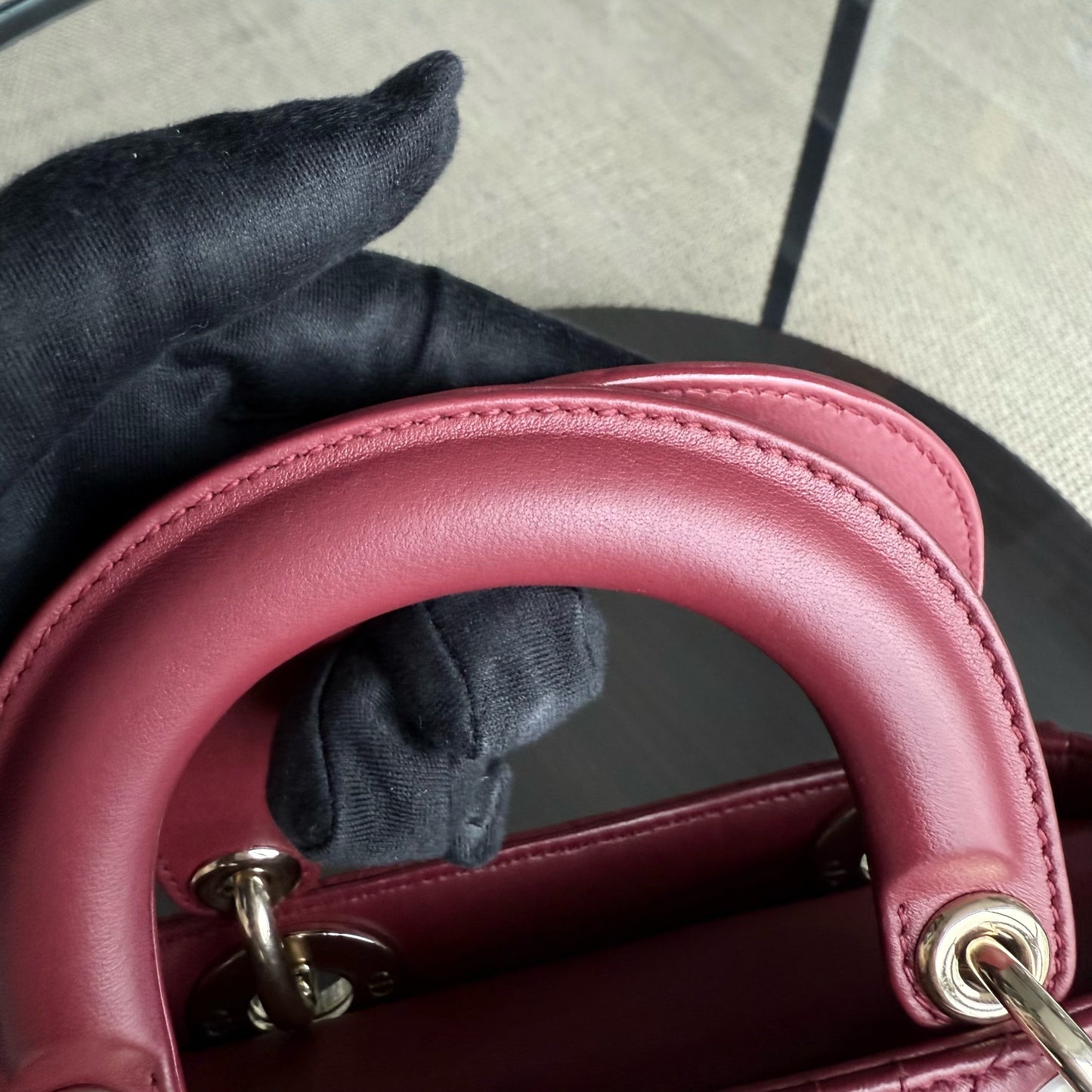 Kovancy Lady Mini - Bracelet chaîne en cuir d'agneau Cannage rouge foncé avec quincaillerie dorée