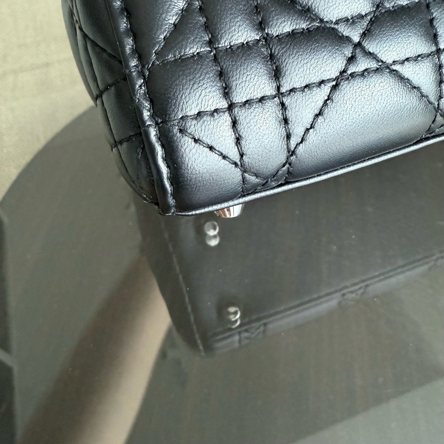 Kovancy Lady Mini - Sangle à chaîne en cuir d'agneau Cannage noir et matériel argenté