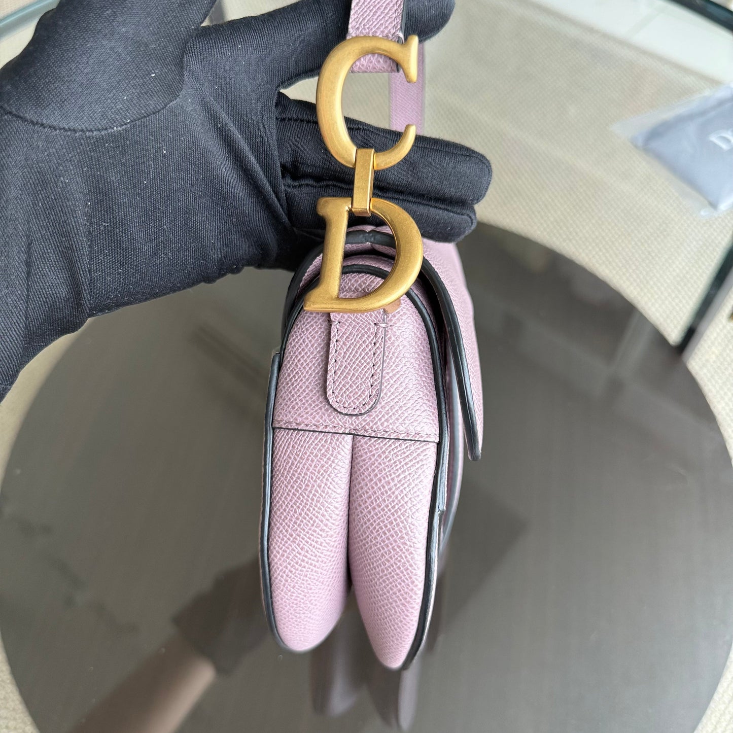 Kovancy Saddle Small - Bandoulière ajustable en cuir de veau grainé Nude Rose Hardware Gold