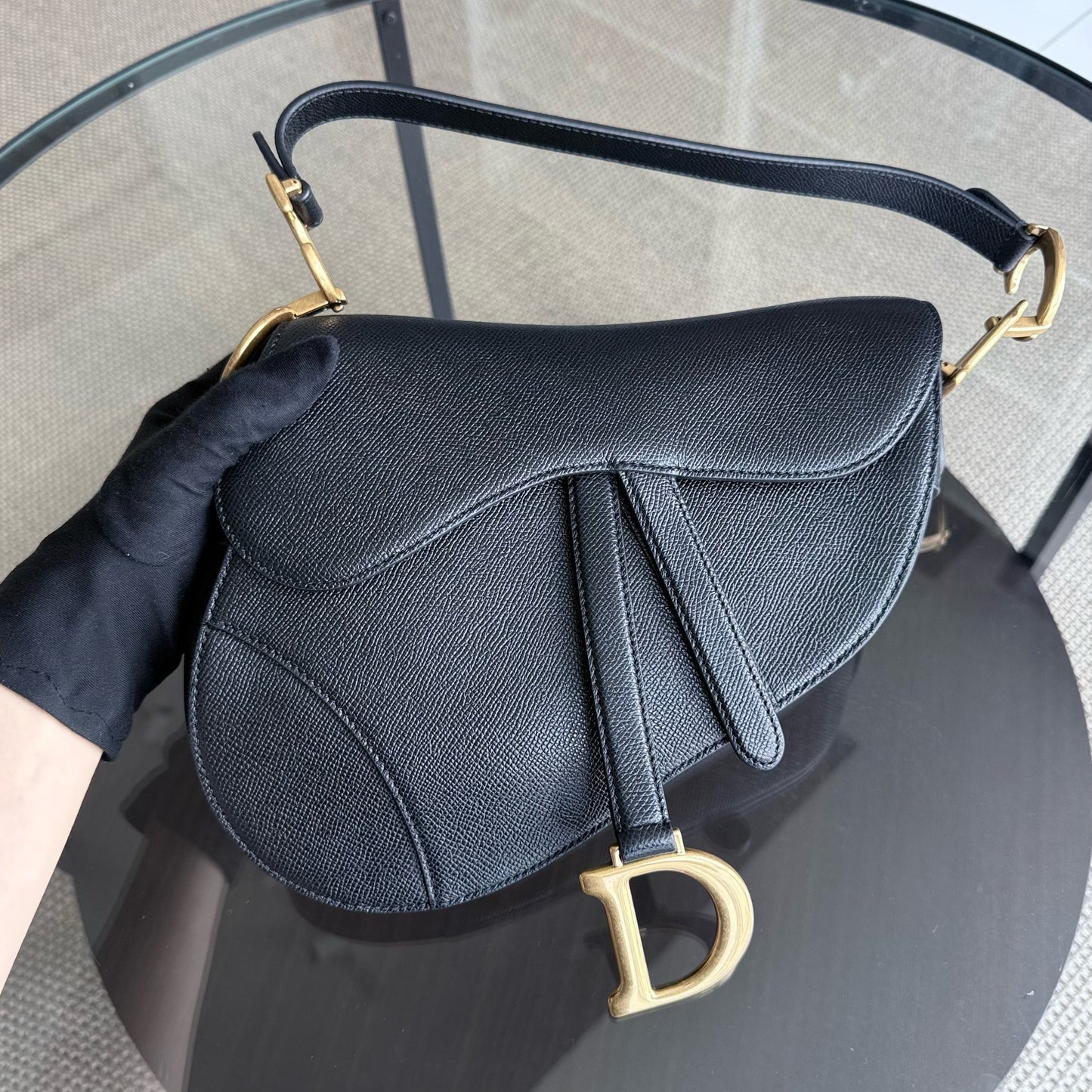 Kovancy Selle Medium avec sangle - Cuir de veau grainé noir, finitions dorées