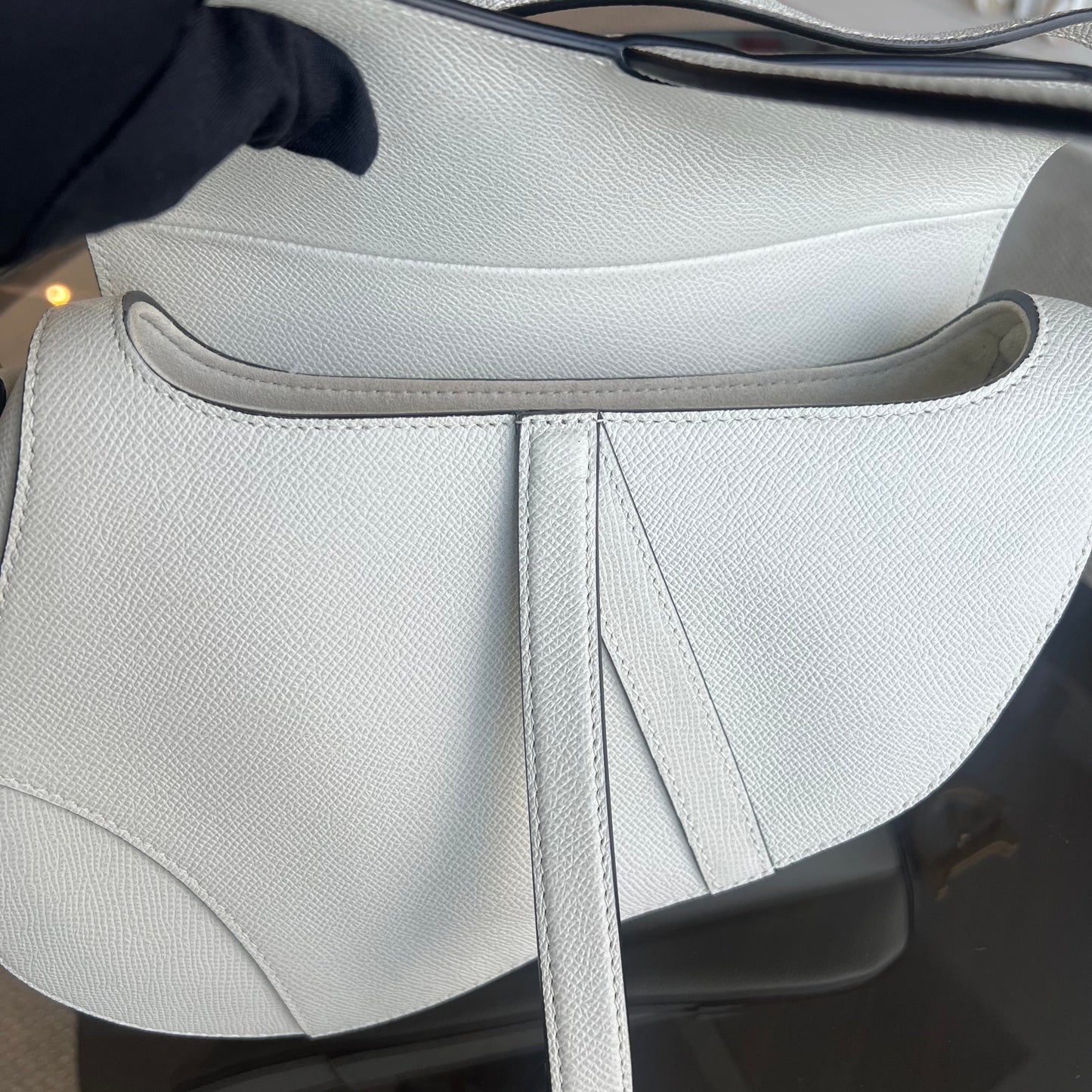 Kovancy Saddle Medium - Cuir de veau grainé, finitions en or blanc