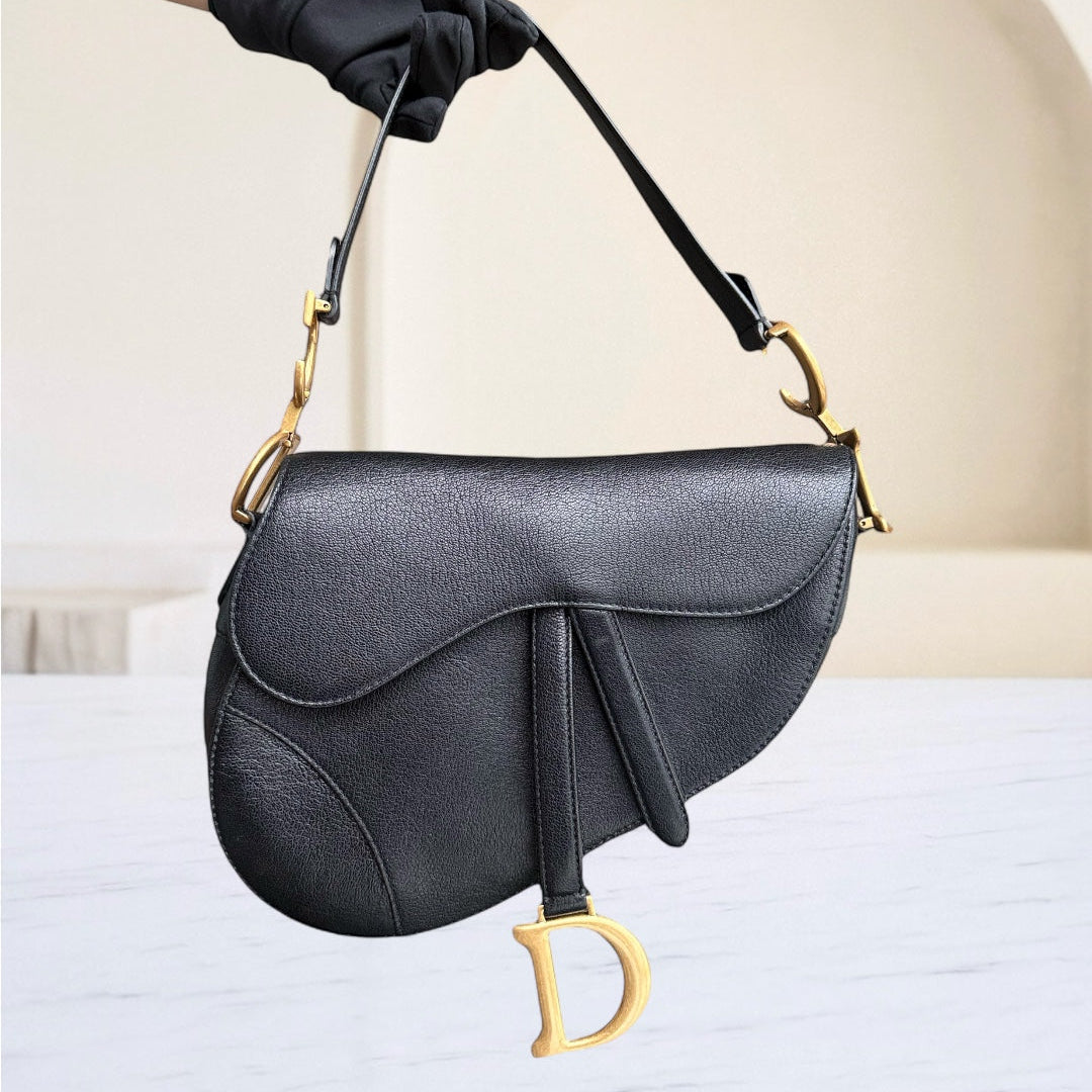 Kovancy Selle Medium - 25 cm en cuir de veau noir et finitions dorées