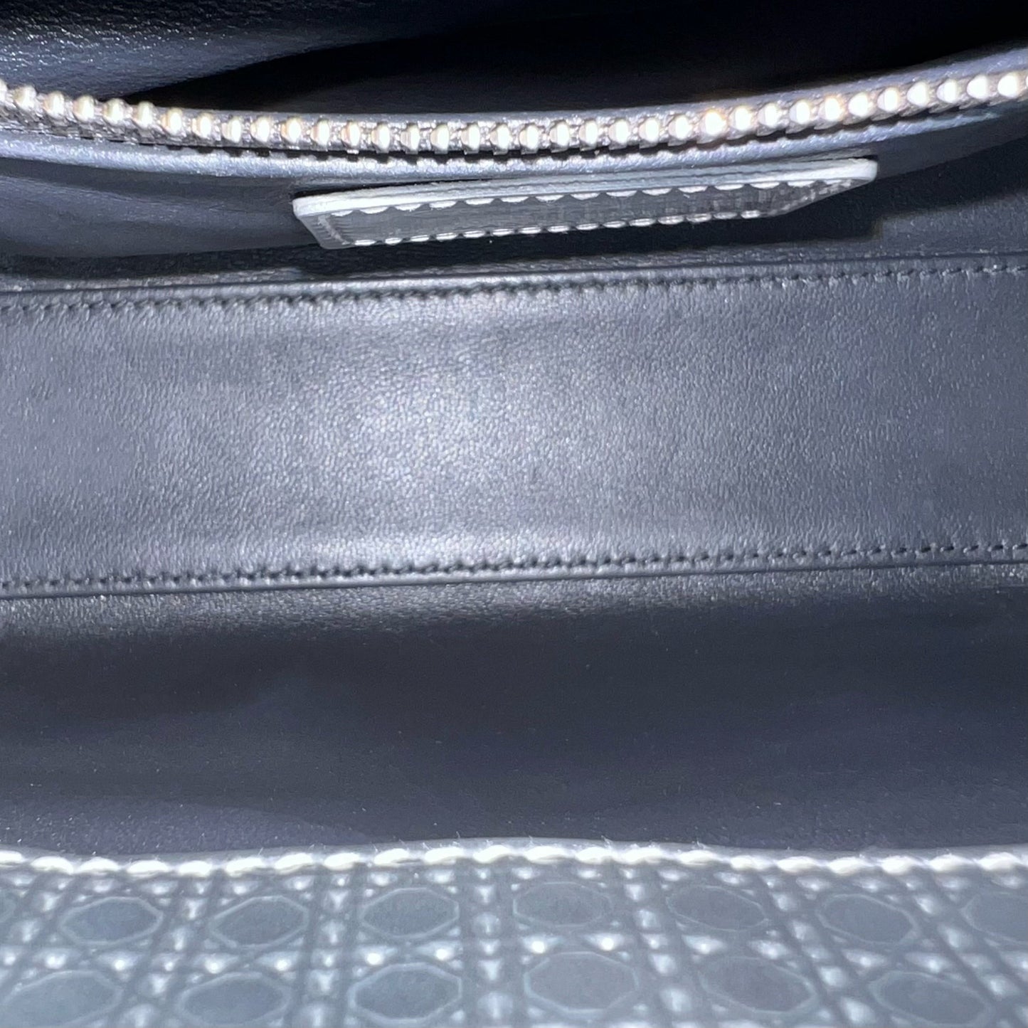 Kovancy Lady Mini - Bandoulière chaîne en cuir de veau métallisé Micro Cannage avec quincaillerie argentée