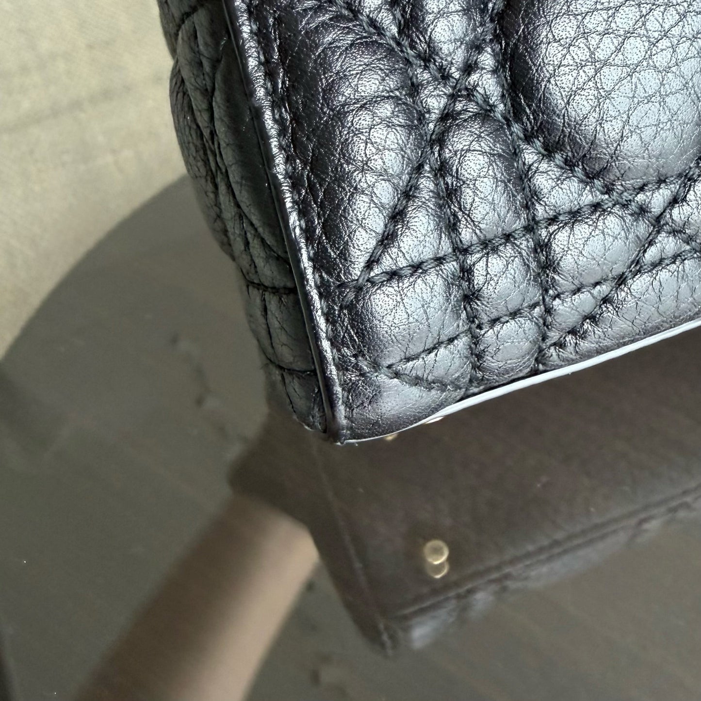Kovancy Lady Mini - Cannage en veau grainé noir avec finitions dorées