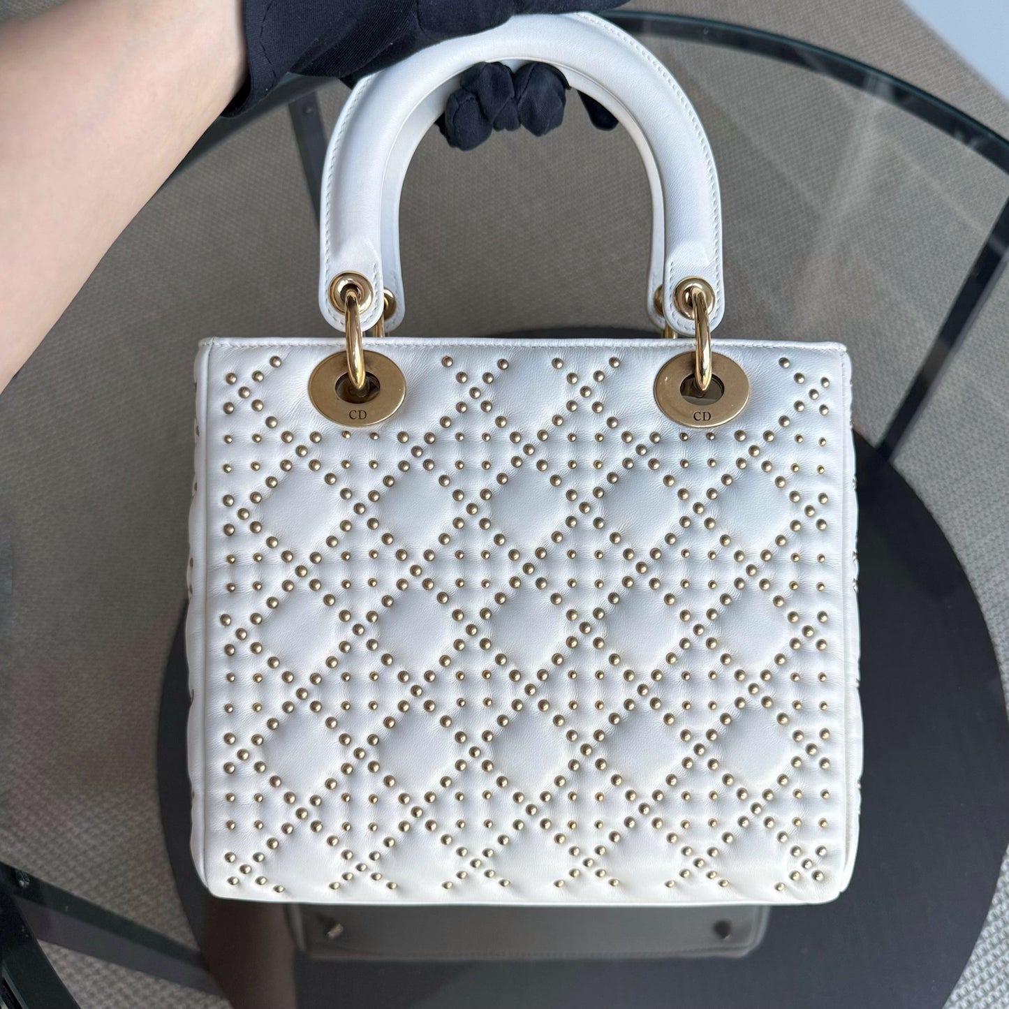 Kovancy Lady Moyen - Version zippée en cuir de veau Cannage clouté avec quincaillerie en or blanc