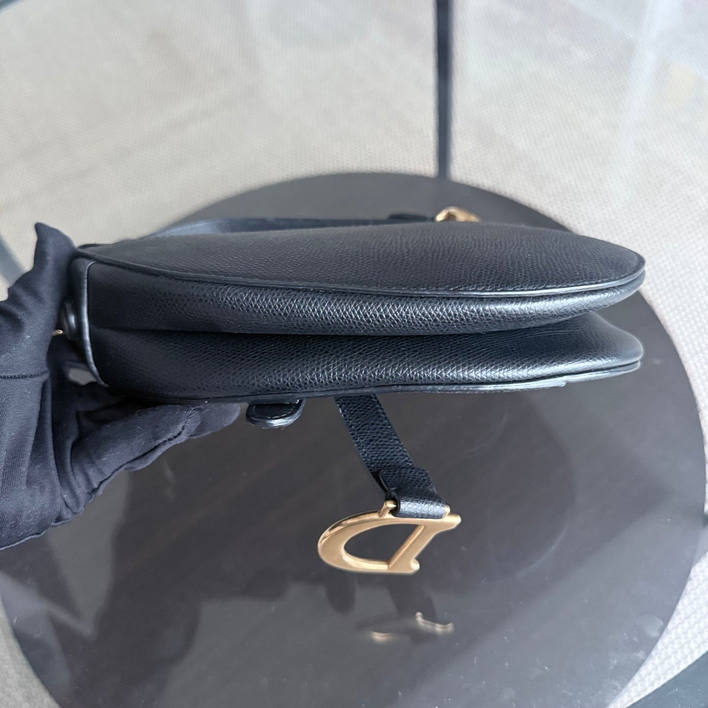 Sac Kovancy Saddle Small 21 cm en cuir caviar noir avec bandoulière et finitions dorées.
