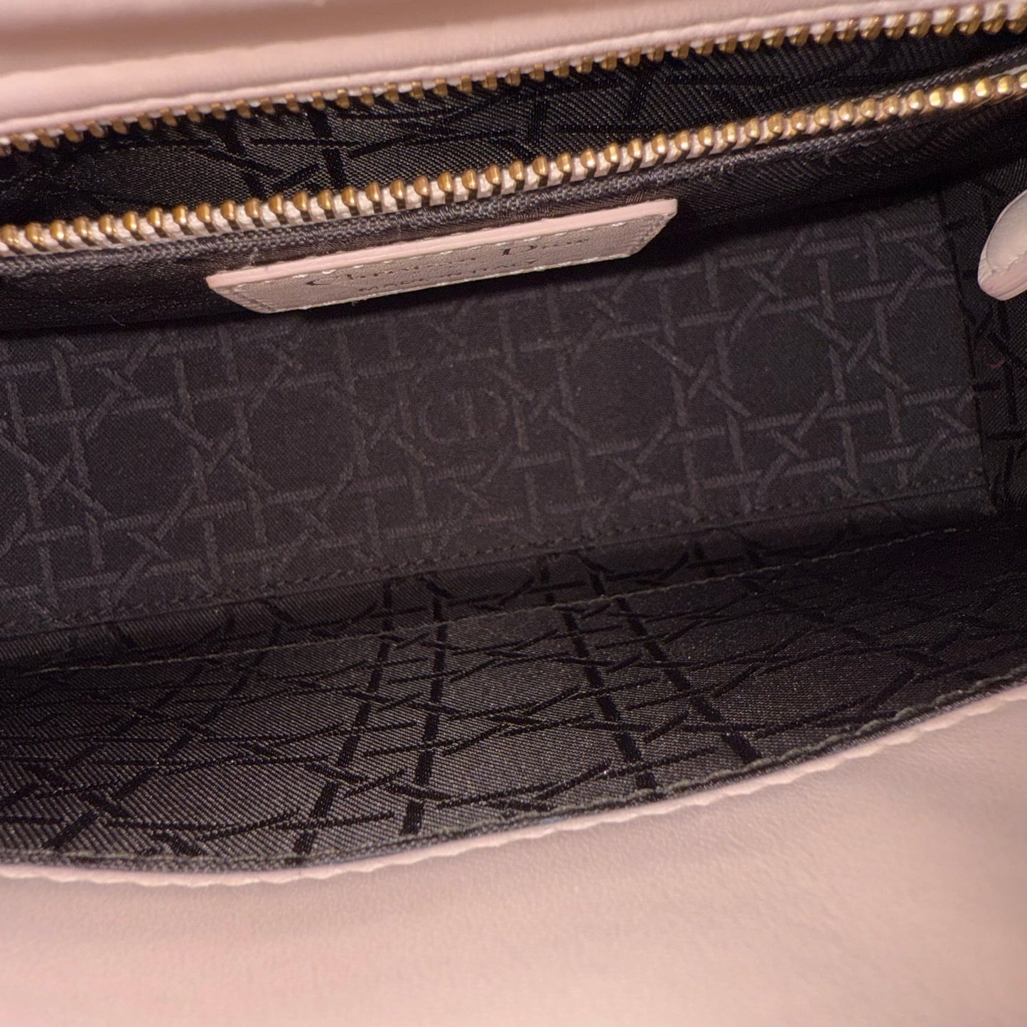 Kovancy Lady Petit rabat - Cuir d'agneau Cannage Light Sakura Rose Quincaillerie dorée SANS SANGLE