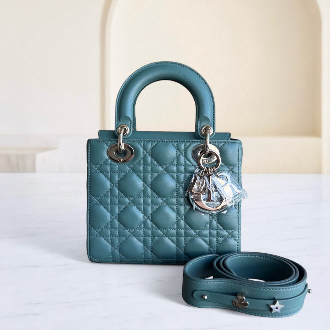 Kovancy Lady Petit rabat - Cuir d'agneau Cannage vert, ferrures dorées avec breloques