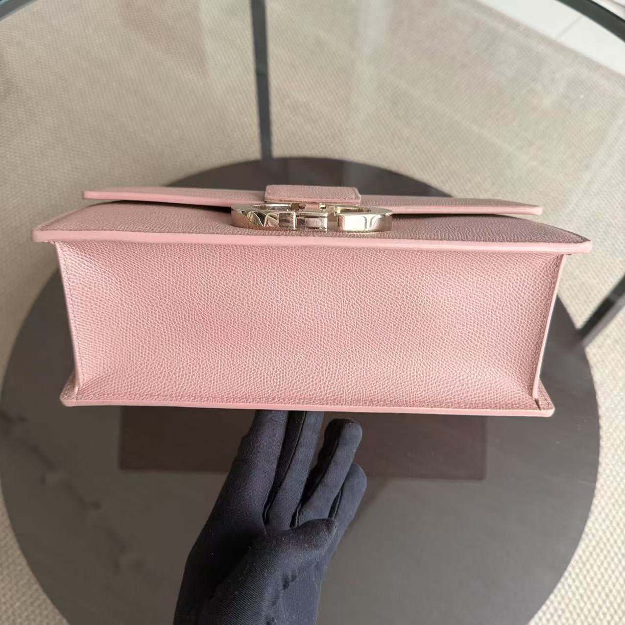 Kovancy Sac Chaine 30 Montaigne - Cuir de Veau Grainé Caviar Nude Rose Accastillage Doré