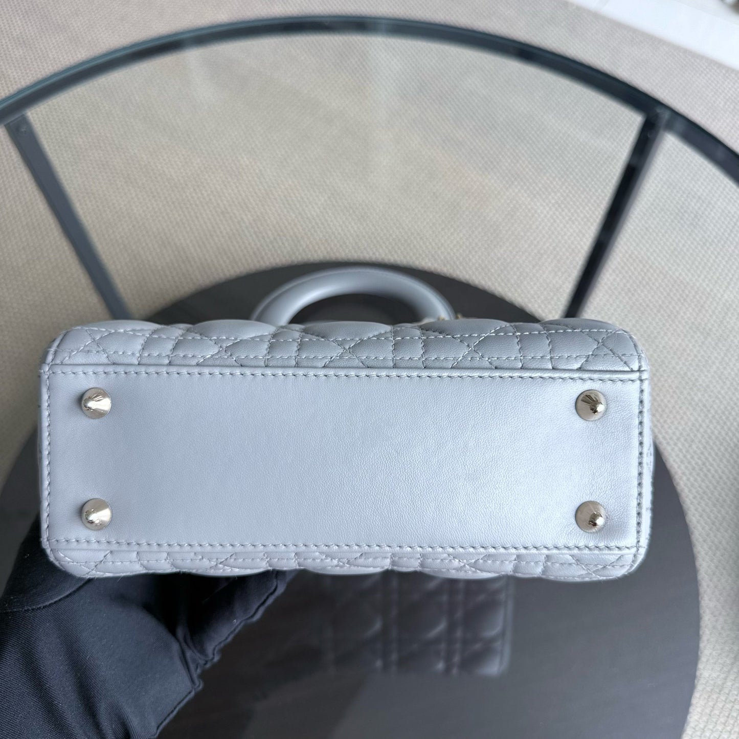 Kovancy Lady Petit - Cuir d'agneau Cannage Gris clair Quincaillerie grise et dorée