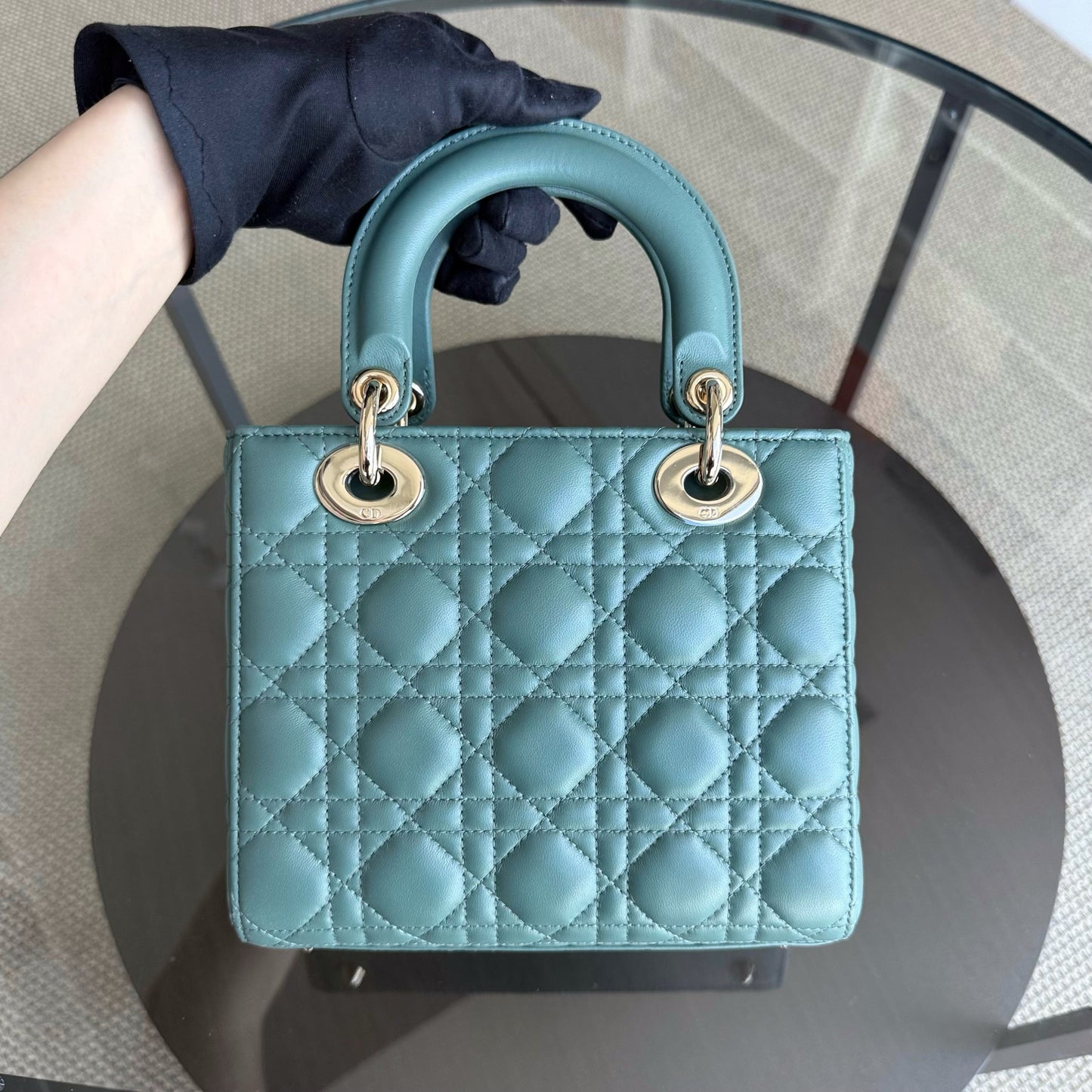 Kovancy Lady Petit rabat - Cuir d'agneau Cannage vert, ferrures dorées avec breloques