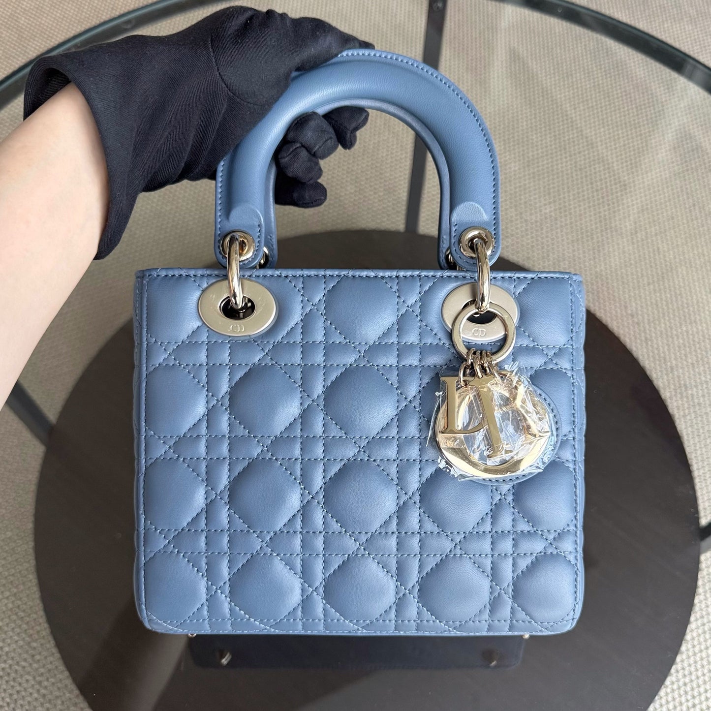 Kovancy Lady Petit rabat ABC - Cuir d'agneau Cannage bleu, quincaillerie dorée MyABC