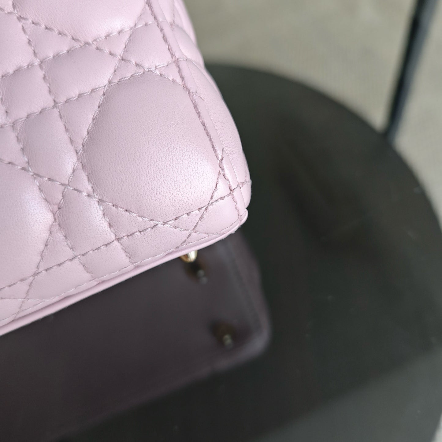 Kovancy Lady Petit modèle - Cuir d'agneau Cannage rose avec finitions dorées
